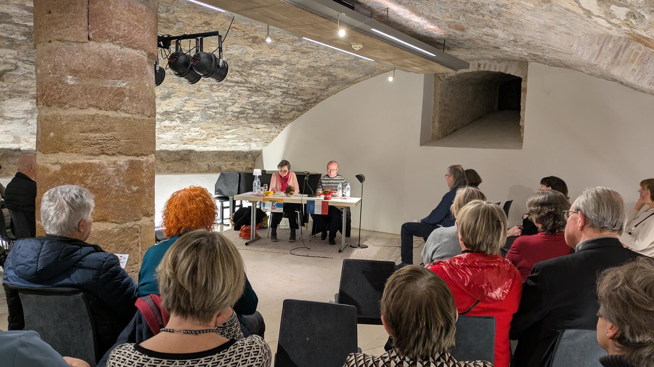 Zwischen-M-rchen-und-Mordf-llen-Wie-Neumarkt-bei-der-LiteraTour-zur-Leseb-hne-wurde