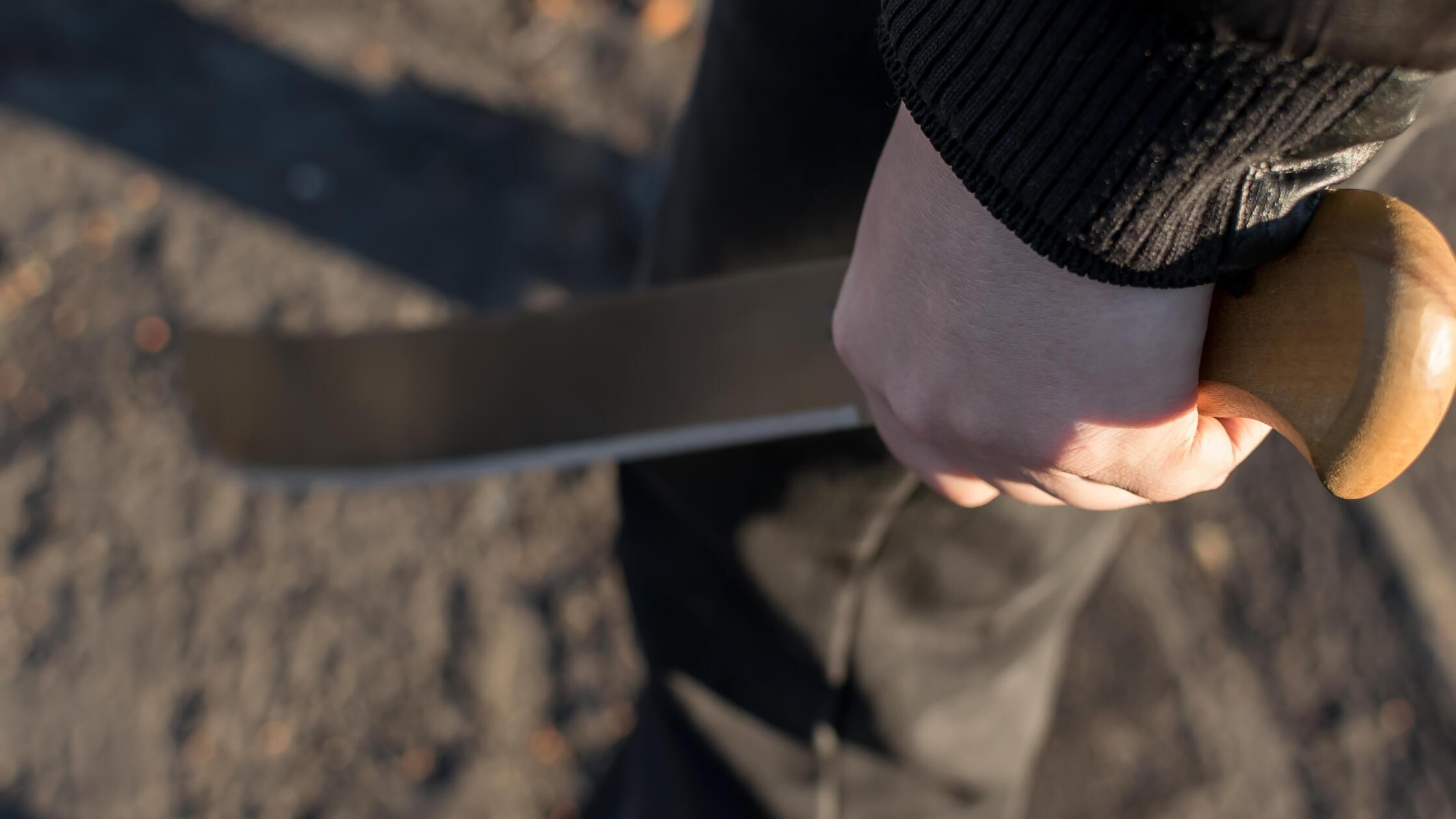 18-J-hriger-mit-Machete-Heideck-unterwegs