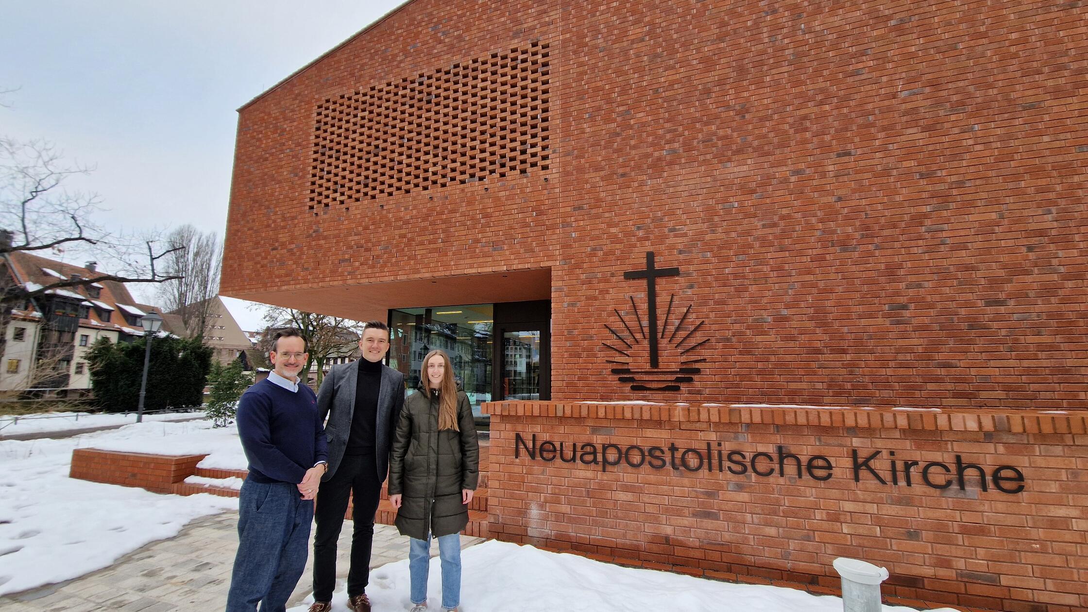 -Wir-sind-offen-Neuapostolische-Christen-weihen-Kirche-beim-N-rnberger-Tr-delmarkt-ein