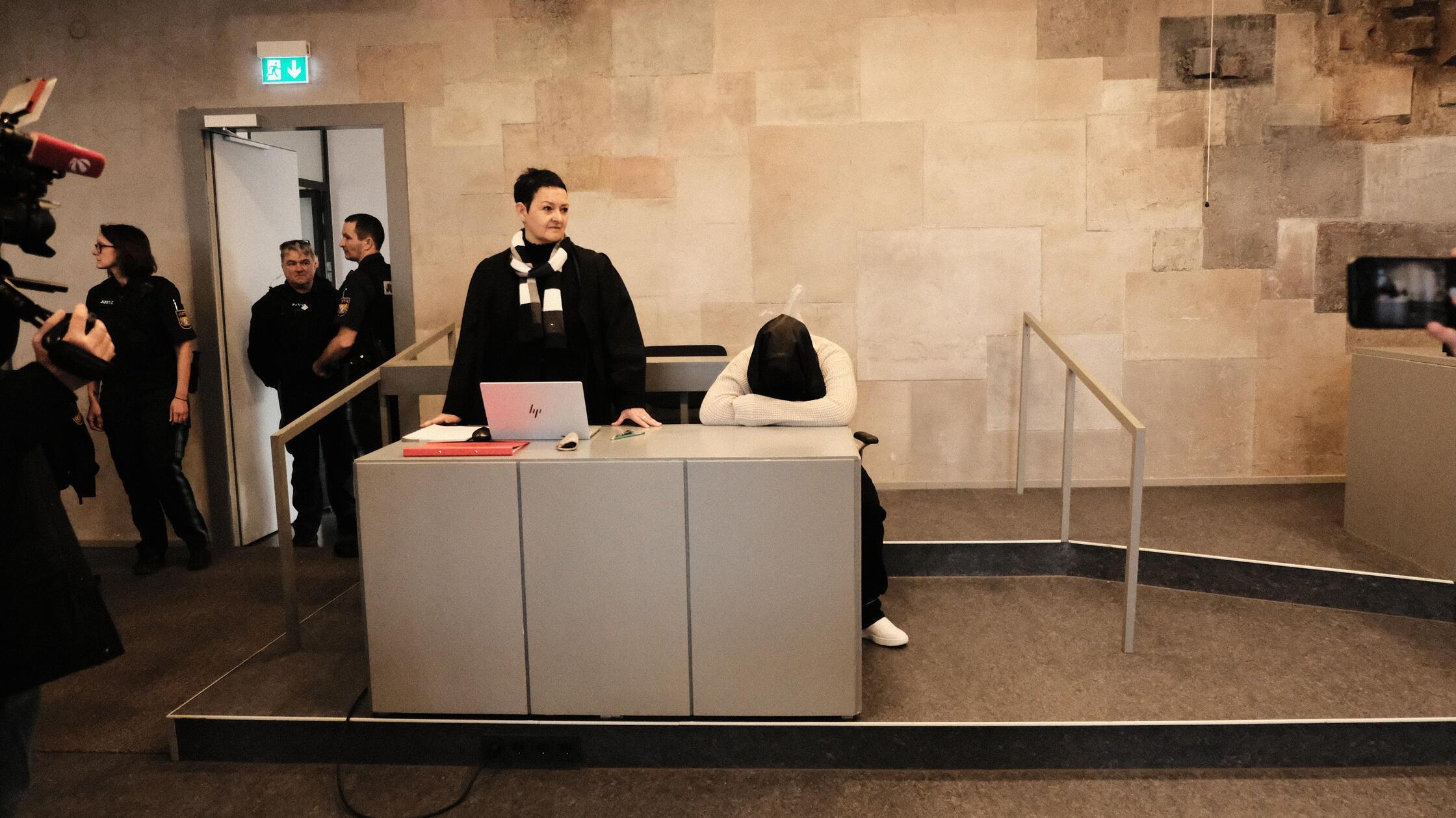 Rassistische-Worte-vor-Messerstich-in-Ramsberg-Angeklagte-19-spricht-selbst-Russisch