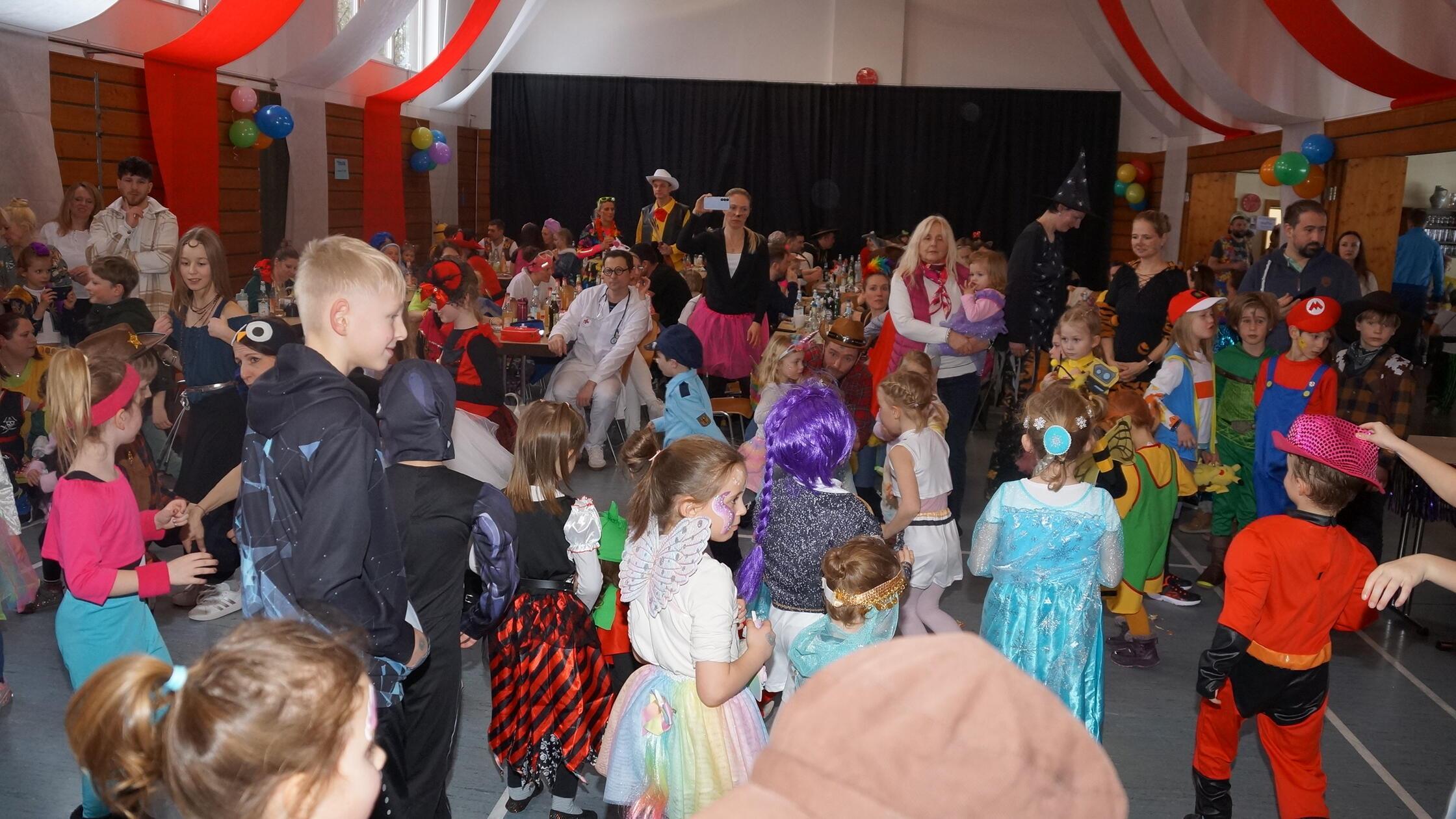 TV-23-veranstaltet-Kinderfasching-Kinder-tanzen-in-Turnhalle-Eckersm-hlen