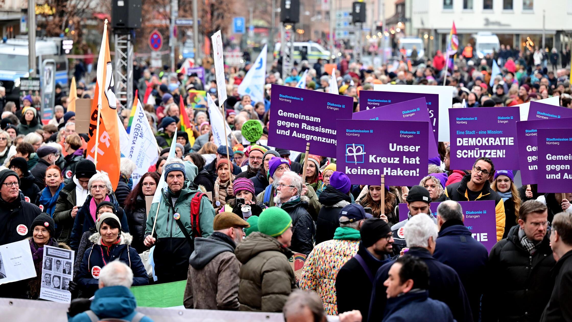 Deutliche-Botschaft-aus-N-rnberg-Die-Rath-user-geh-ren-nicht-den-Demokratiefeinden-