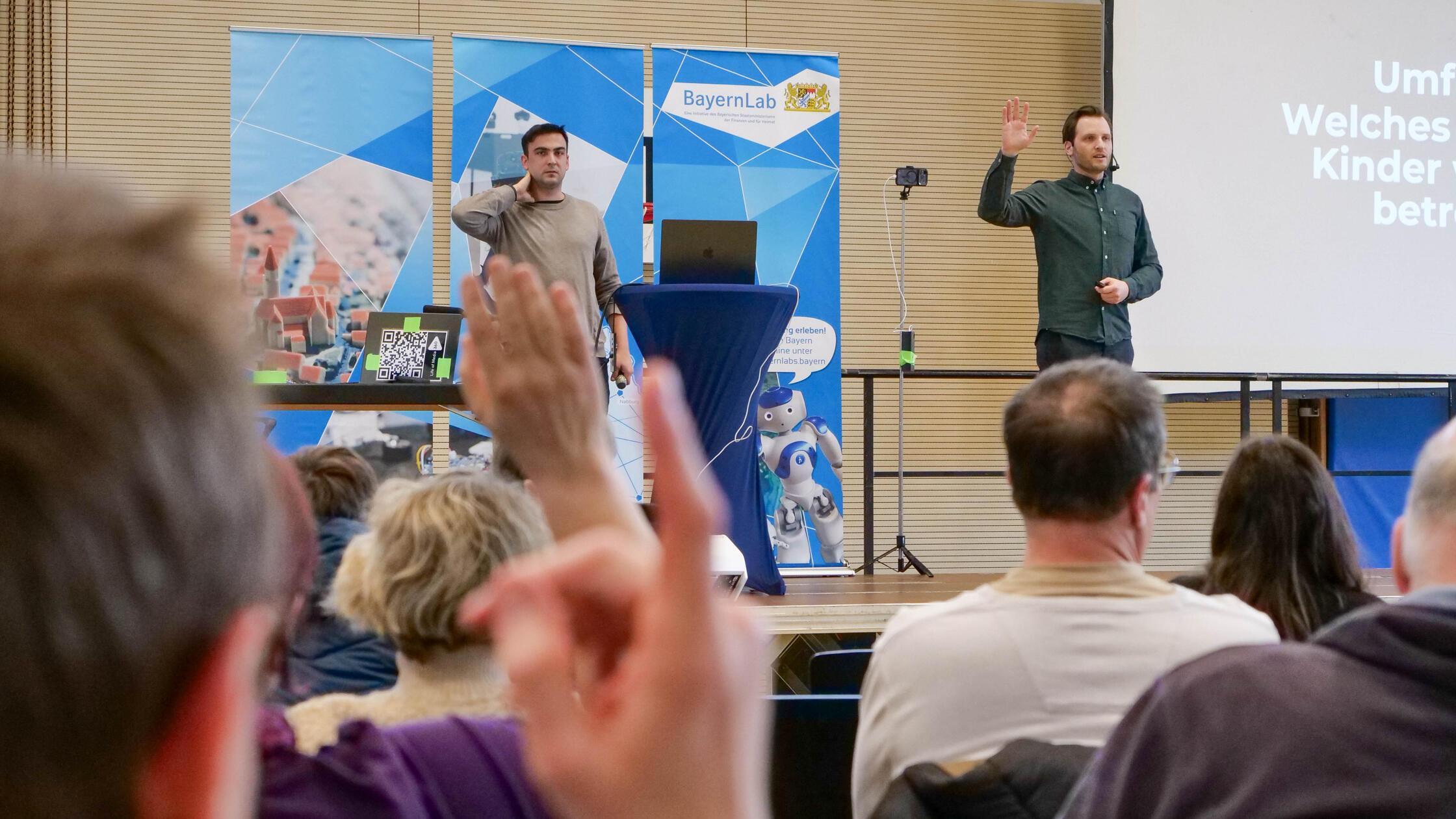 Wie-KI-Schule-und-Alltag-ver-ndert-Sch-ler-und-Lehrkr-fte-diskutierten-in-Ebermannstadt