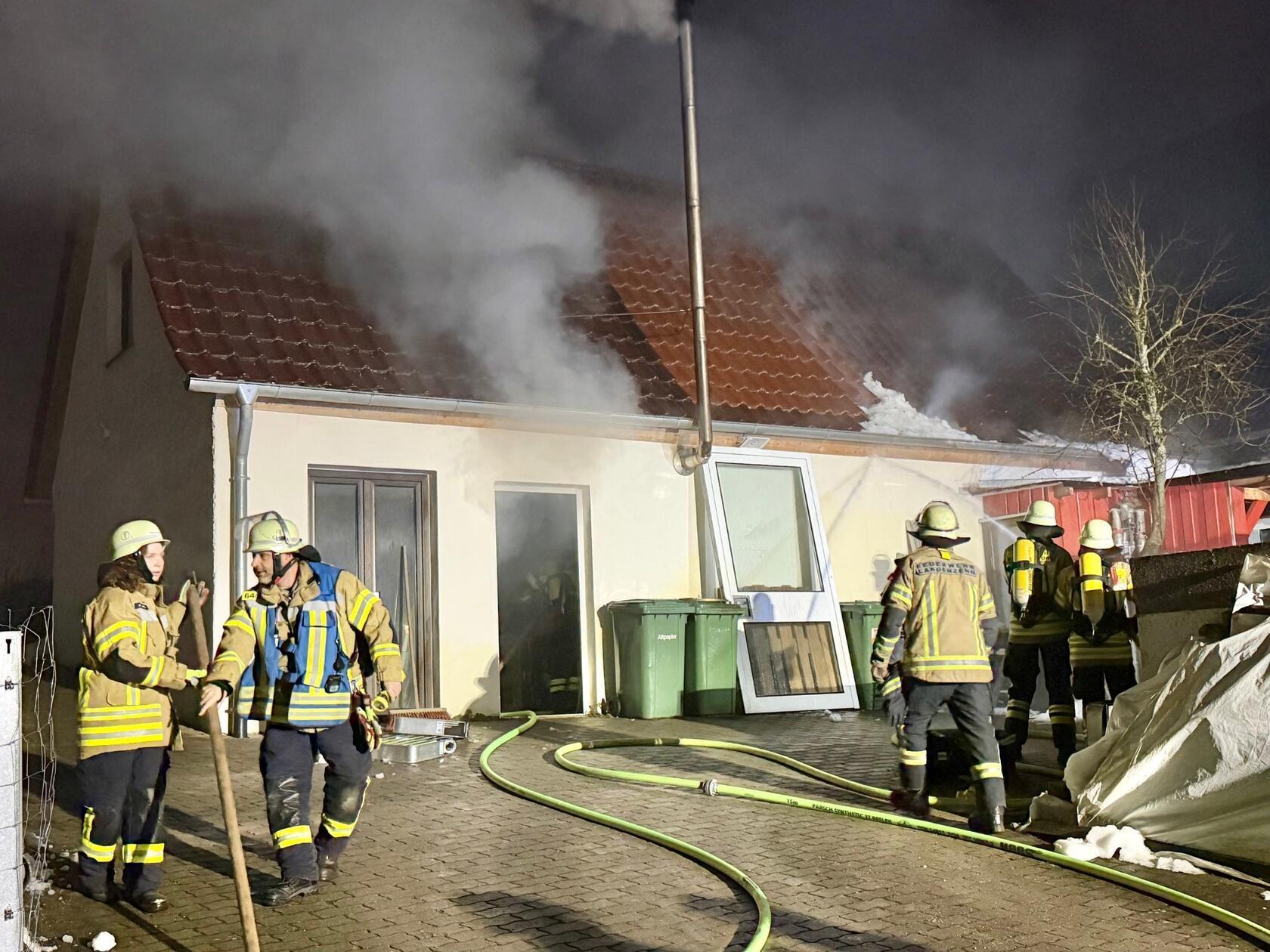 Brand-in-Werkstatt-ausgebrochen-Feuerwehreinsatz-im-Kreis-F-rth-bis-in-die-Nacht