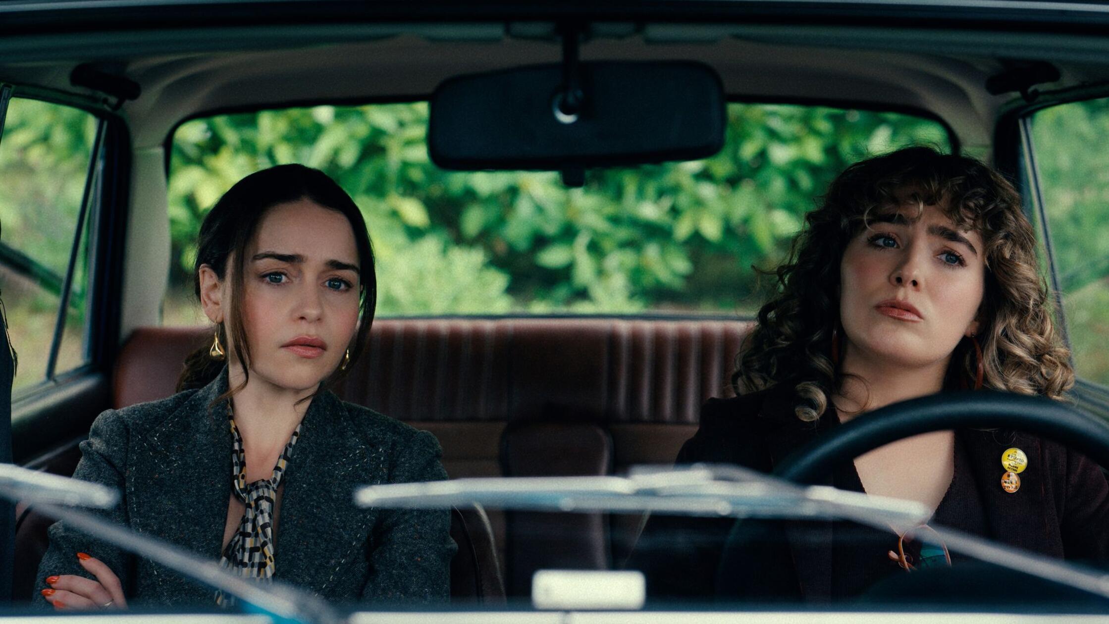 https://images.nordbayern.de/image/contentid/policy:1.14999598:1770532327/Bea_Emilia_Clarke_l_und_Twila_Haley_Lu_Richard.jpg?%24p%24f%24h%24m%24w=7c4b29f&f=16%3A9&h=338&m=FIT&w=600