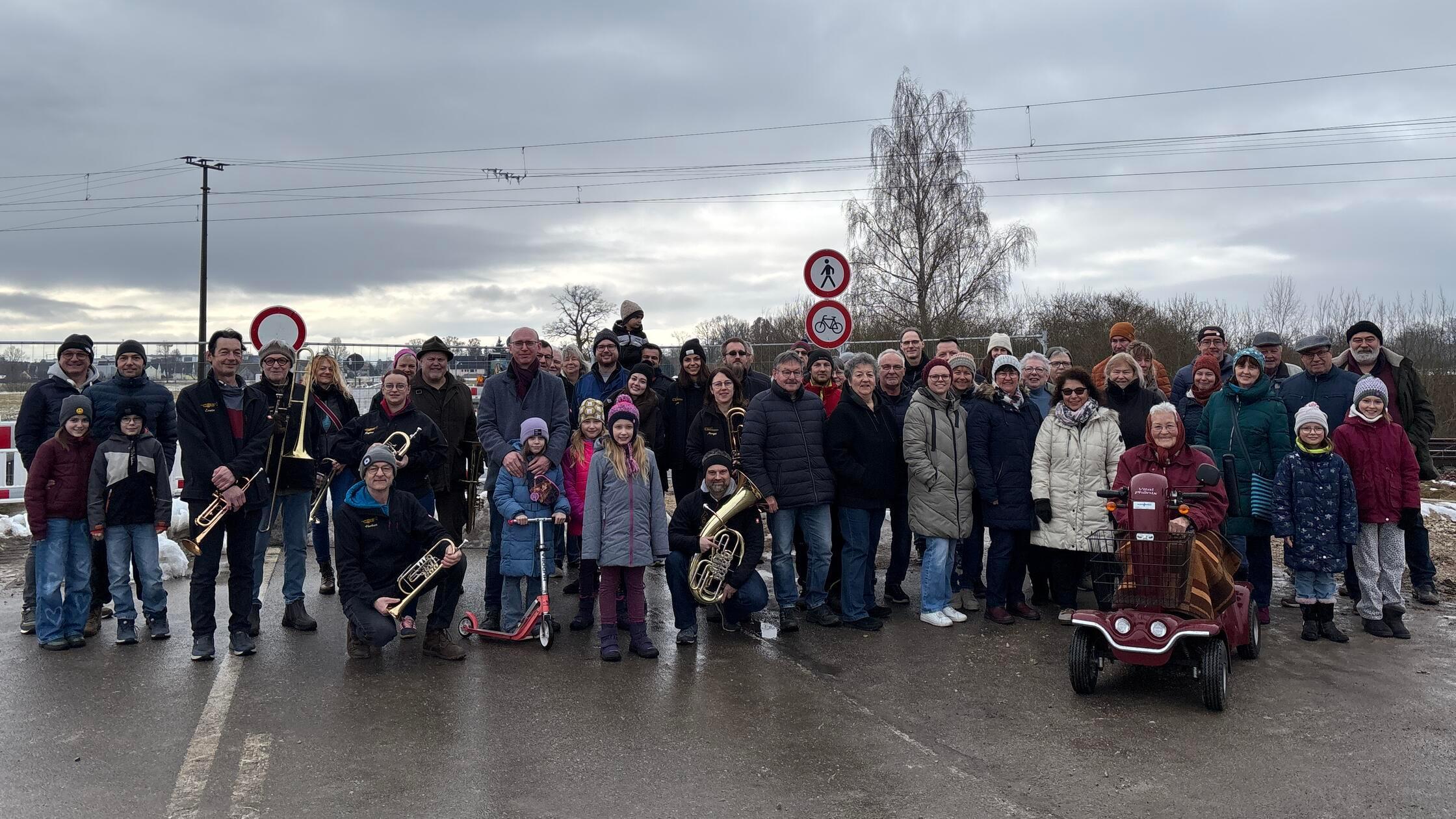 -Uns-reicht-s-Posaunenchor-Laubenzedel-l-dt-zu-Konzert-Demo-an-gesperrtem-Bahn-bergang