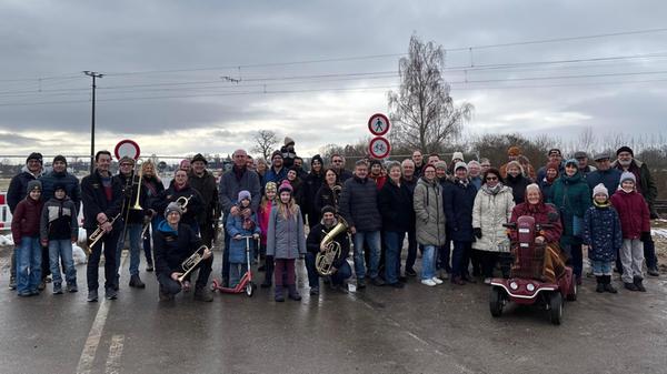 Dorfgemeinschaft Gruppenbild Bahnübergang