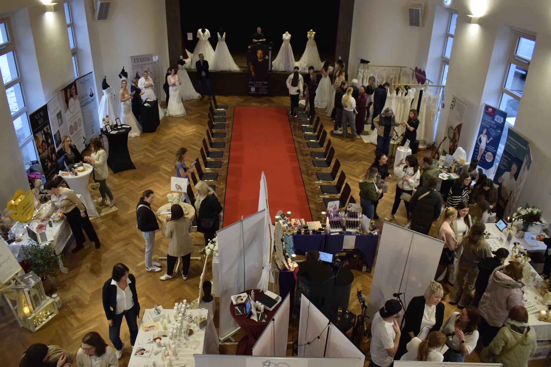 Da-funkelte-und-glitzerte-es-geh-rig-Erste-Bride-Night-in-Merkendorf