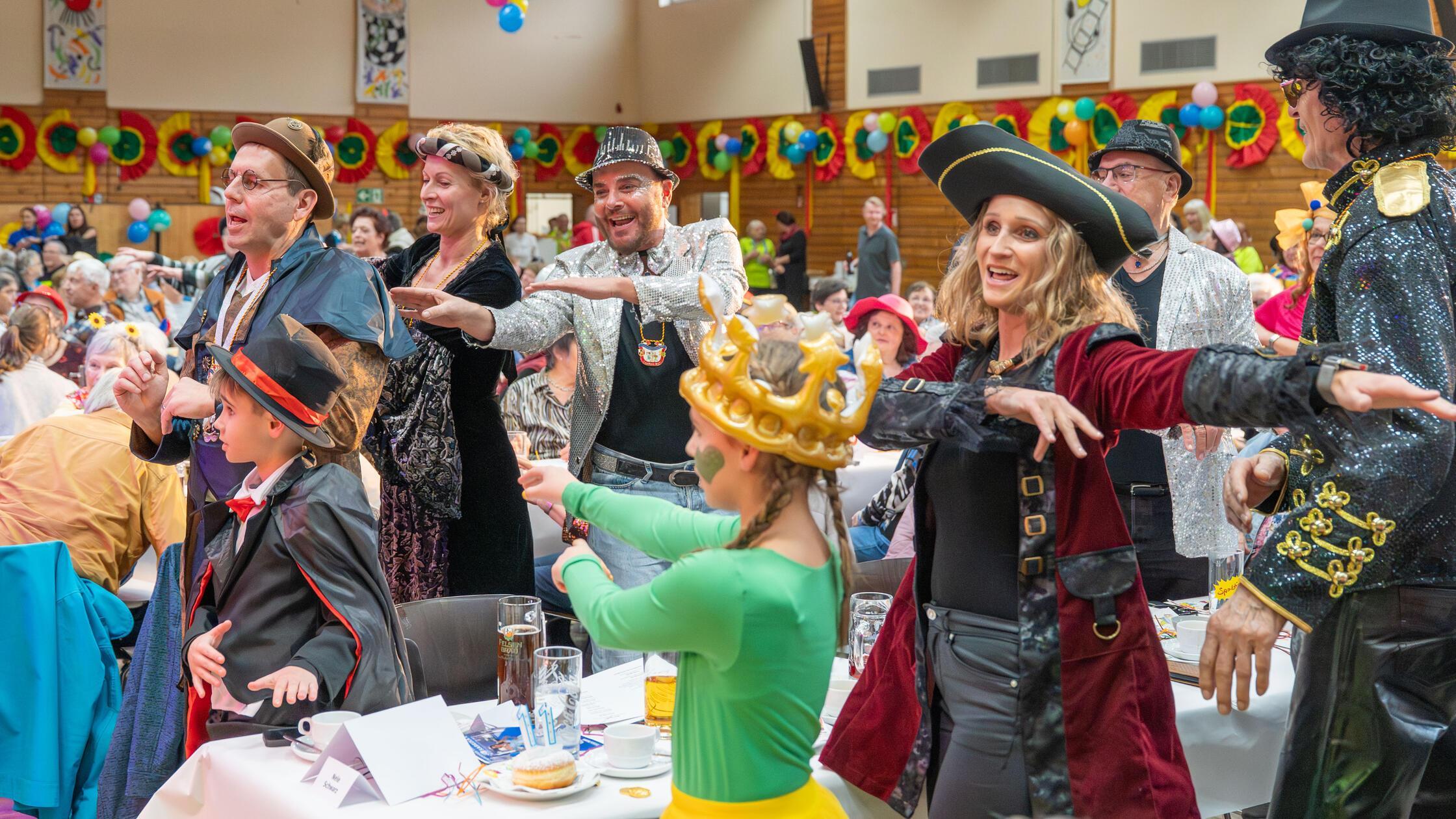 400-Senioren-feiern-Fasching-28-Landkreisfest-verwandelt-DJK-Halle-Abenberg-in-Partyzone