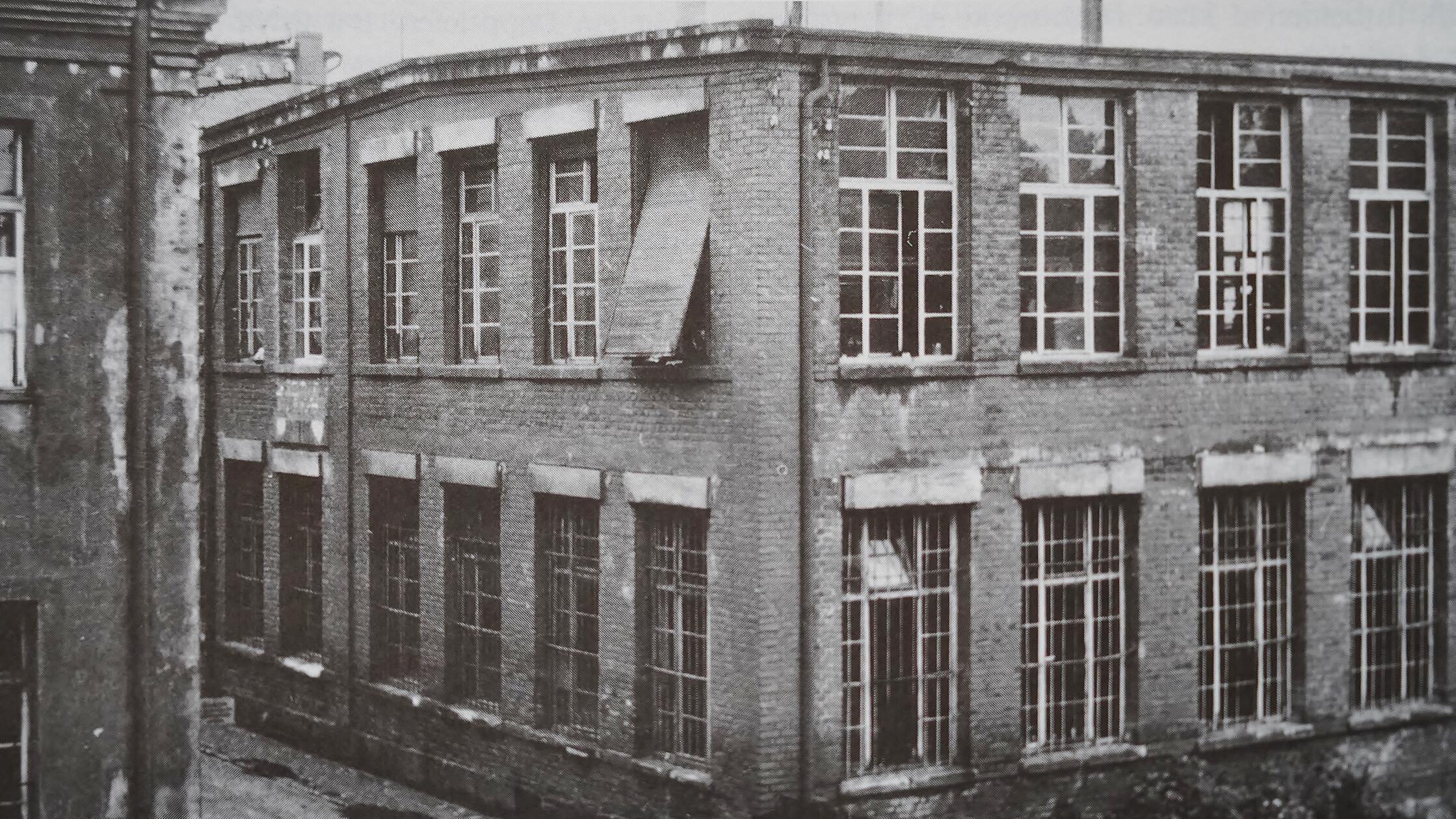 Entstehung-der-Kufa-Als-Mauerbrocken-im-Rother-Stadtrat-zum-Beschnuppern-gereicht-wurden