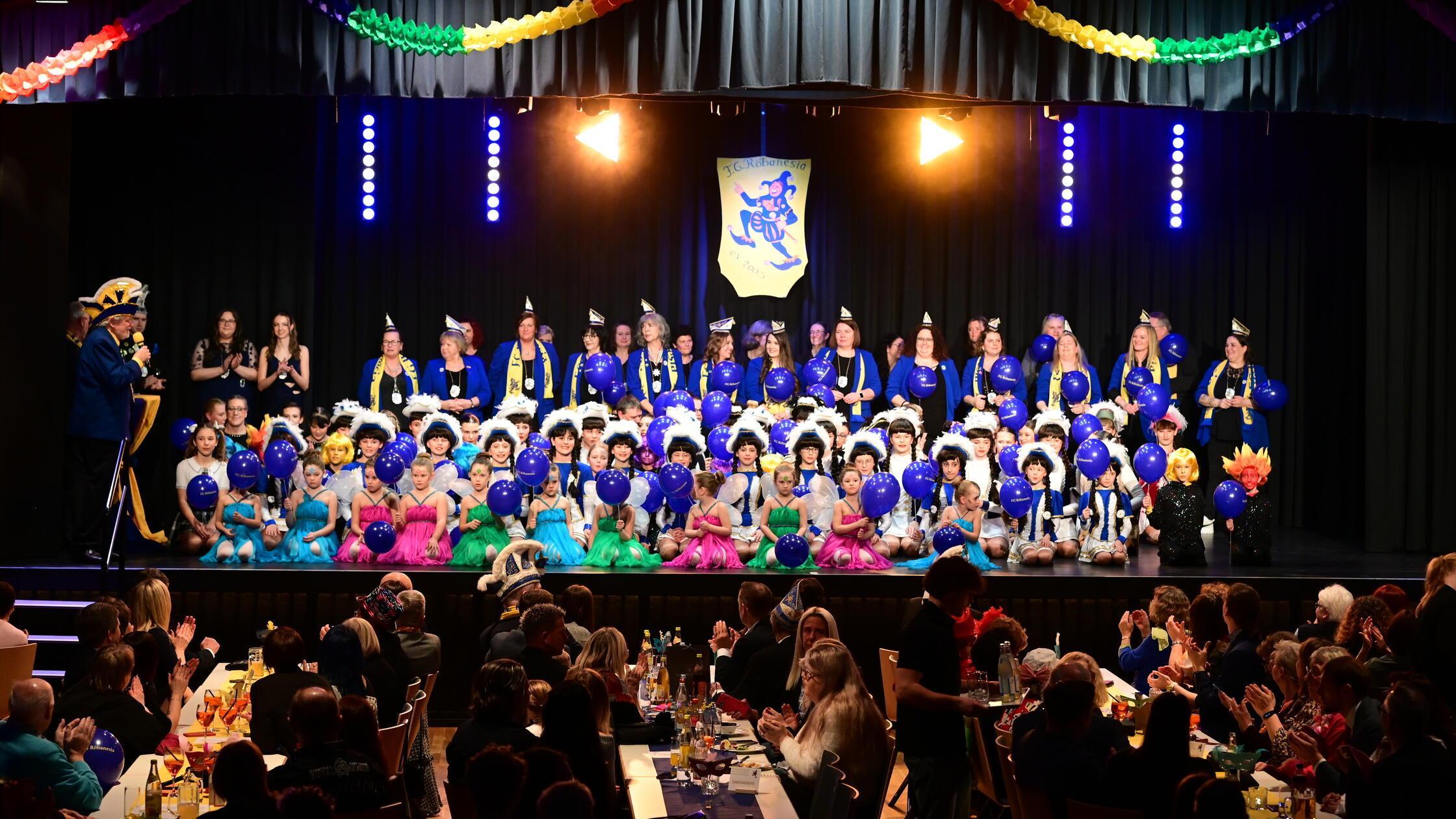 Die-Faschingsgesellschaft-R-banesia-feiert-in-R-thenbach-sechs-Stunden-lang-Prunksitzung