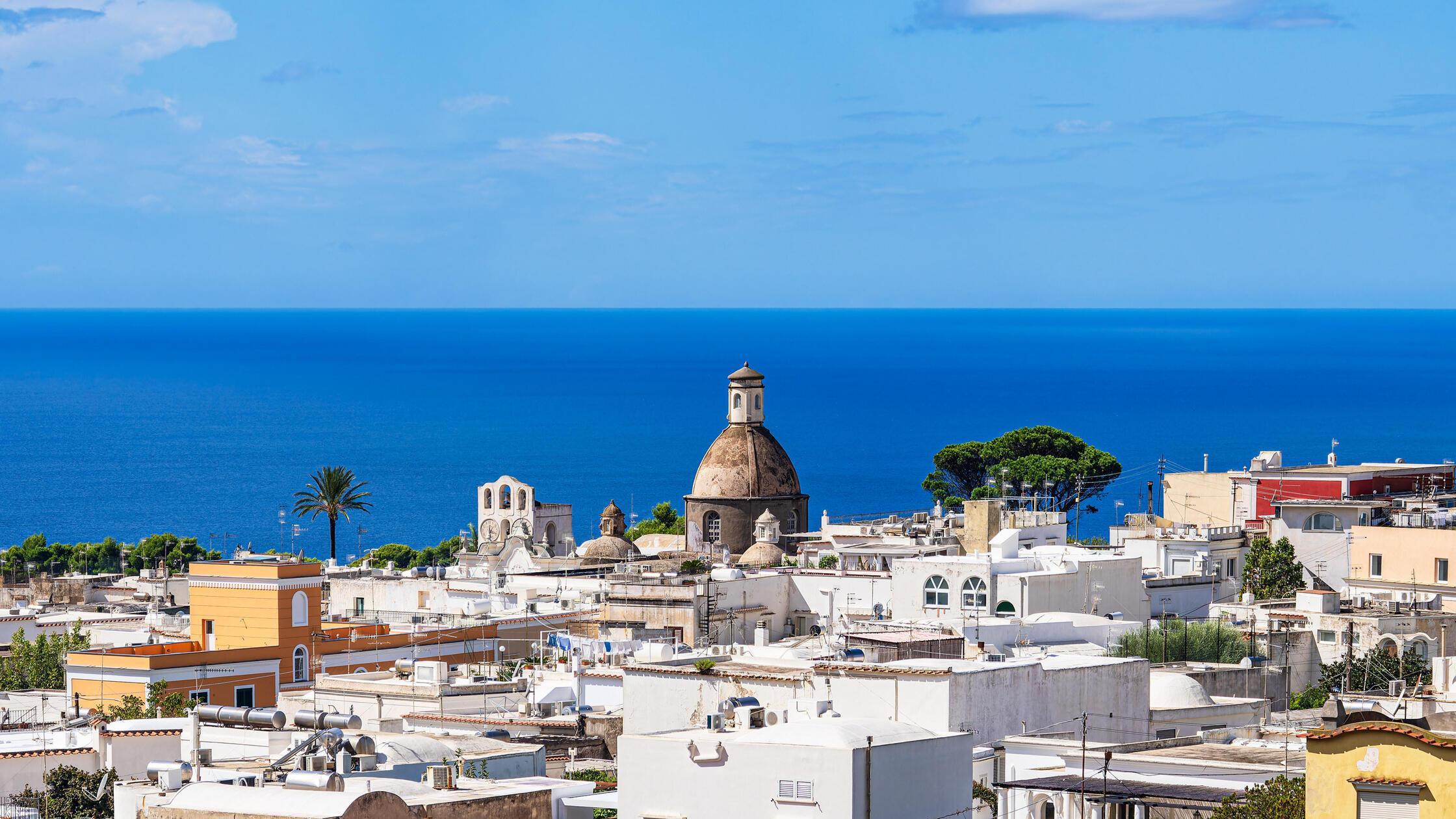 Blick über Capri im Golf von Neapel in Italien