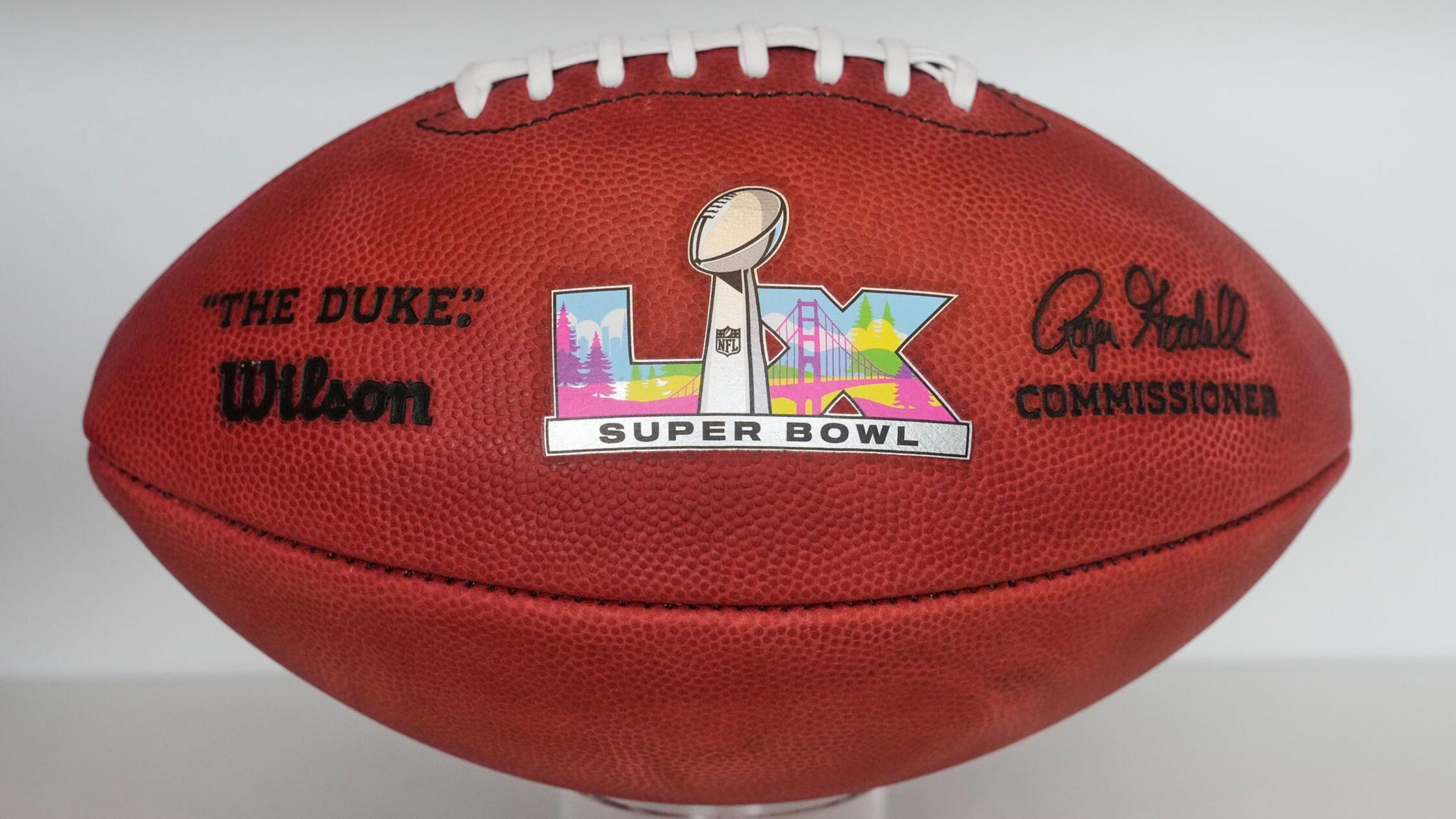 Ein Ball mit dem Super Bowl LX Logo ist in der Fab