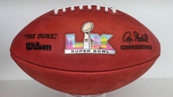 Ein Ball mit dem Super Bowl LX Logo ist in der Fab