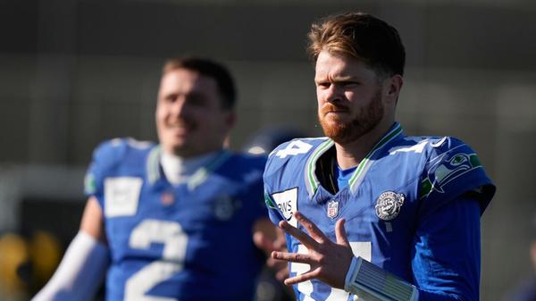 Seattle Seahawks-Quarterback Sam Darnold (14, r) r