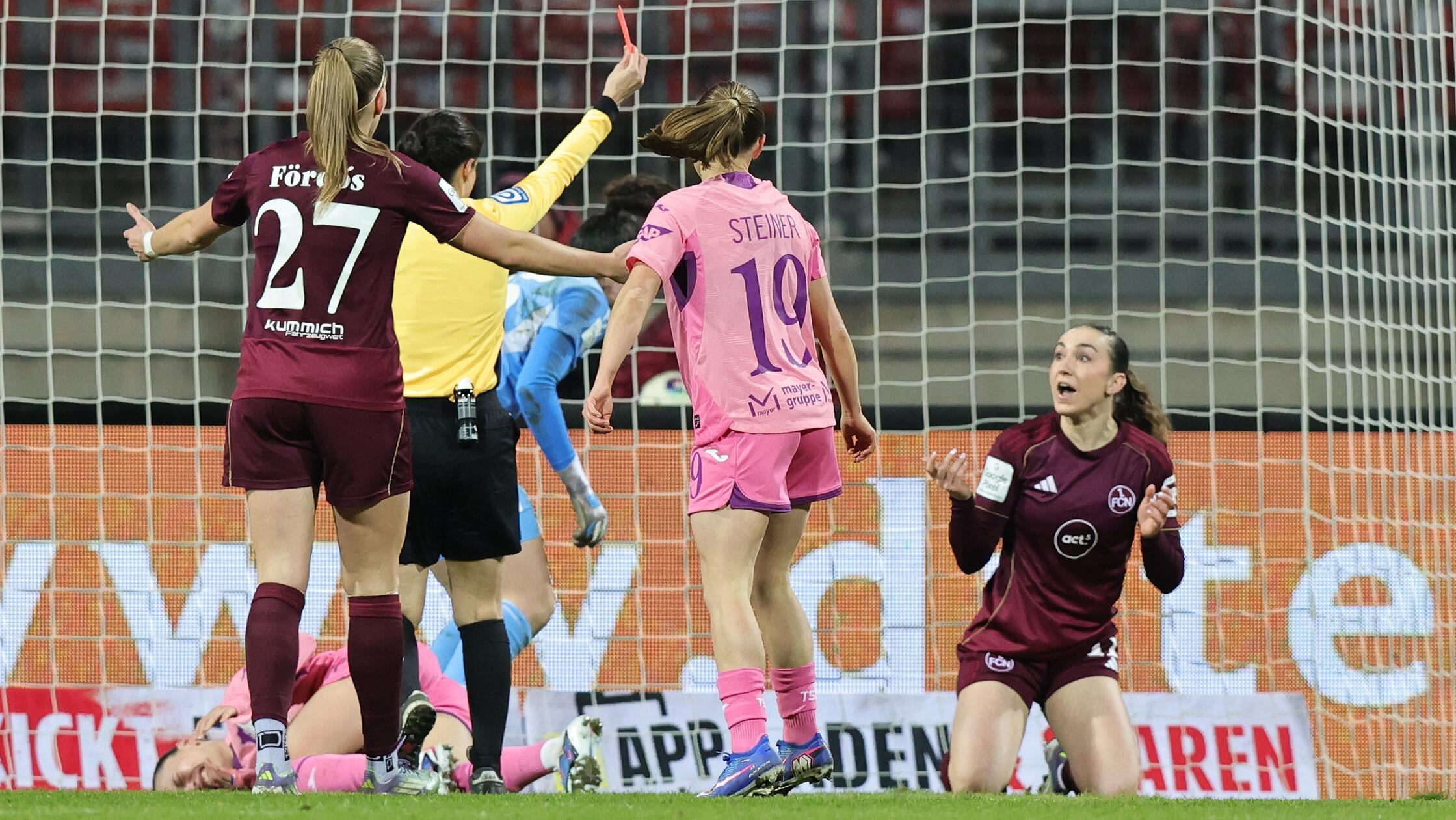 86-Minuten-zu-zehnt-drei-Elfmeter-gegen-sich-Club-Frauen-hadern-mit-der-Schiedsrichterin