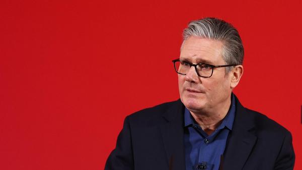 Der britische Premierminister Sir Keir Starmer spr