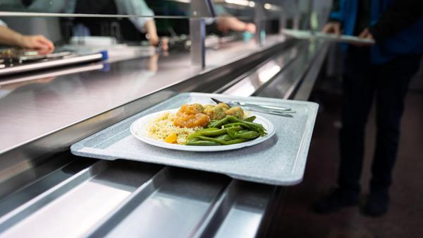 Ein Tablett mit Essen liegt bei einer Essensausgab