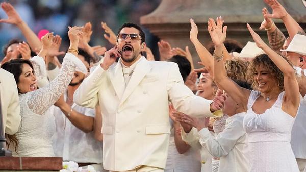 Dutzende Tänzer und Akrobaten füllten das Spielfeld und feierten mit ihrer Choreographie die Kultur, Geschichte und das Lebensgefühl der Karibikinsel.