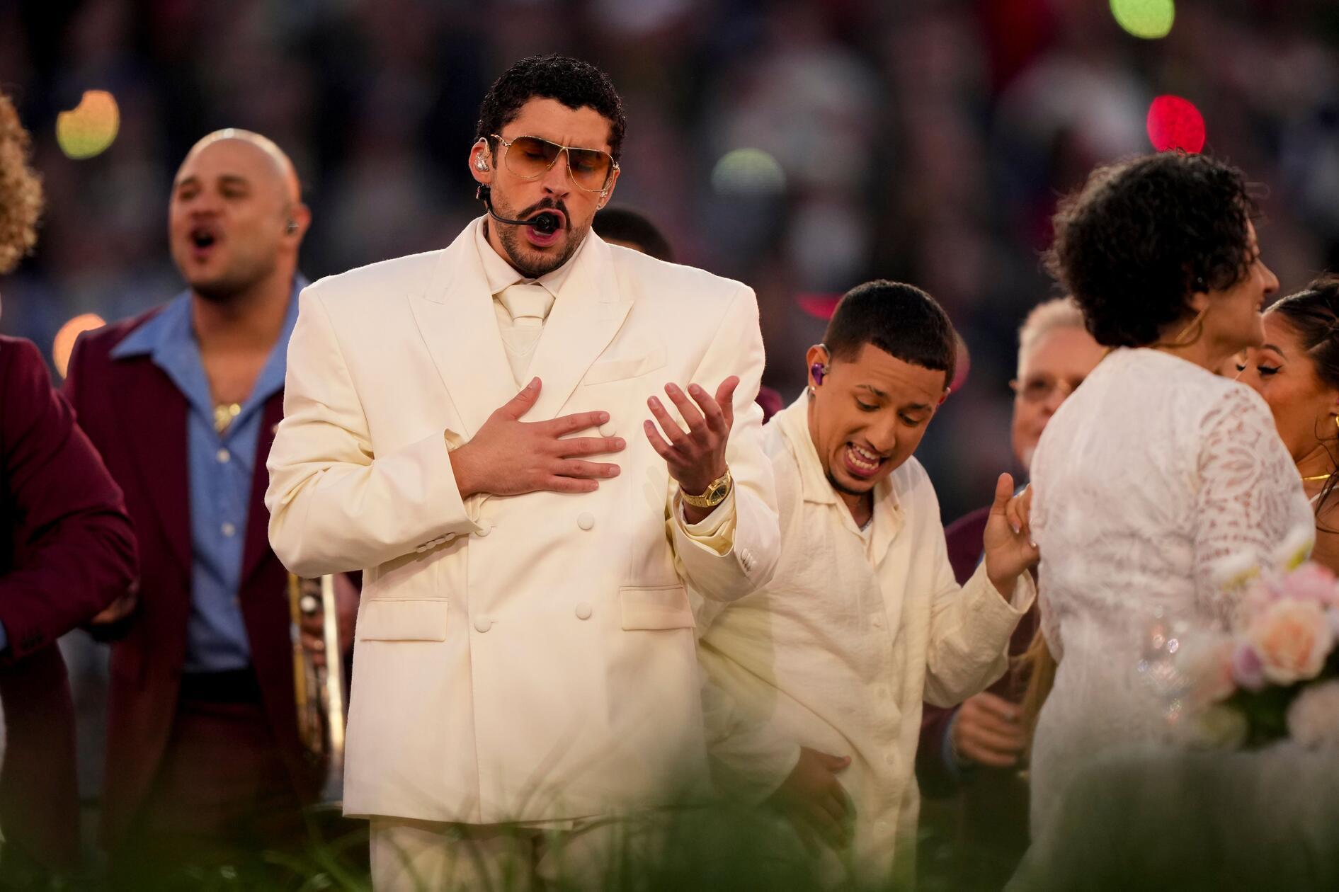 Die Popsängerin präsentierte eine Salsa-Version ihres Songs "Die With a Smile" und tanzte gemeinsam mit Bad Bunny.