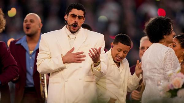 Die Popsängerin präsentierte eine Salsa-Version ihres Songs "Die With a Smile" und tanzte gemeinsam mit Bad Bunny.