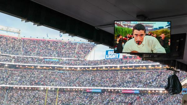 Bad Bunny ist als vehementer Gegner der Abschiebepolitik der US-Regierung bekannt und hatte seine jüngste Rede bei den Grammys auch für Kritik am radikalen Kurs von Präsident Donald Trump genutzt.