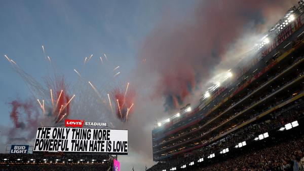 Im Hintergrund leuchtete auf einer Leinwand der Schriftzug: "Das Einzige, was mächtiger ist als Hass, ist Liebe."