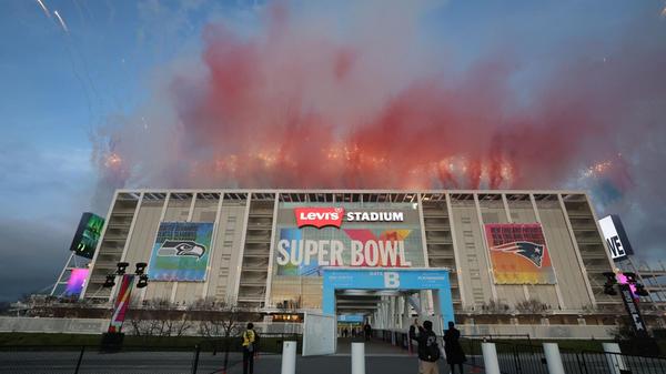 Bei dem Auftritt sang er auch eines der politischen Lieder seines aktuellen Albums: "Lo que paso con Hawaii" (Was mit Hawaii geschehen ist). Darin kritisiert er die kulturelle Übernahme von Hawaii durch die USA, das 1898 gleichzeitig mit Puerto Rico unter die Herrschaft der Vereinigten Staaten geriet.