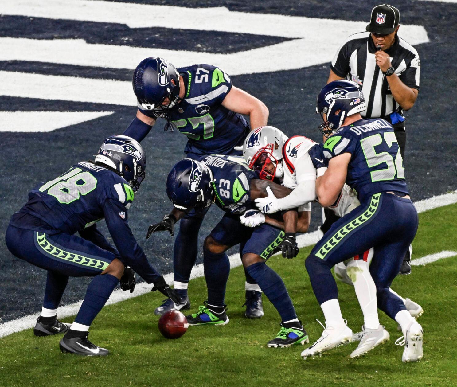 Das Duell, zu dem es im Super-Bowl letztmals im Jahr 2015 kam, bot statt Highlights und Touchdowns lange Zeit nur eines: Langeweile. Drei Viertel lang folgte Punt auf Punt – also taktische Befreiungsschläge, wenn die Offense in den ersten drei Versuchen nicht die nötigen zehn Yards überbrücken konnte. Immer wieder mussten die Teams ihr Angriffsrecht abgeben, weil sie keine Lösungen gegen die gegenüberstehende Defense fanden.