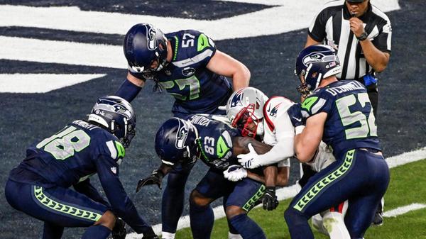 Das Duell, zu dem es im Super-Bowl letztmals im Jahr 2015 kam, bot statt Highlights und Touchdowns lange Zeit nur eines: Langeweile. Drei Viertel lang folgte Punt auf Punt – also taktische Befreiungsschläge, wenn die Offense in den ersten drei Versuchen nicht die nötigen zehn Yards überbrücken konnte. Immer wieder mussten die Teams ihr Angriffsrecht abgeben, weil sie keine Lösungen gegen die gegenüberstehende Defense fanden.