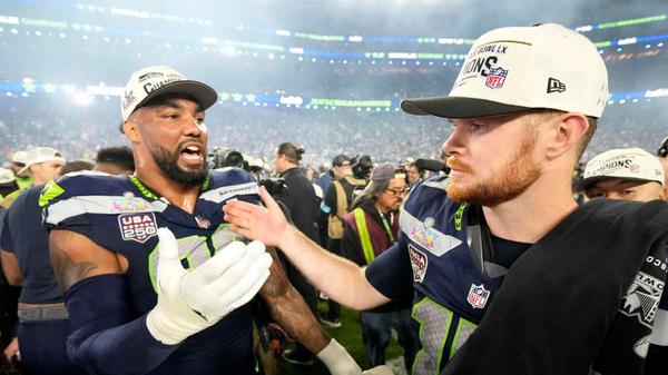Die Seattle Seahawks zeigten nach Einschätzung vieler Experten eine der besten Defense-Leistungen in 60 Jahren Super Bowl. Angeführt von Leonard Williams, Tariq Woolen und Devon Witherspoon brachte die Seahawks-Verteidigung die gegnerische Offense vom ersten Drive an zum Verzweifeln – und Defensivfanatiker zum Staunen. Eine ähnlich starke Defense-Leistung sah man im Super Bowl nur im Jahr 2013: Damals errungen die Seahawks dank ihrer „Legion of Boom“ um Bobby Wagner und Richard Sherman ihren ersten Finaltriumph.