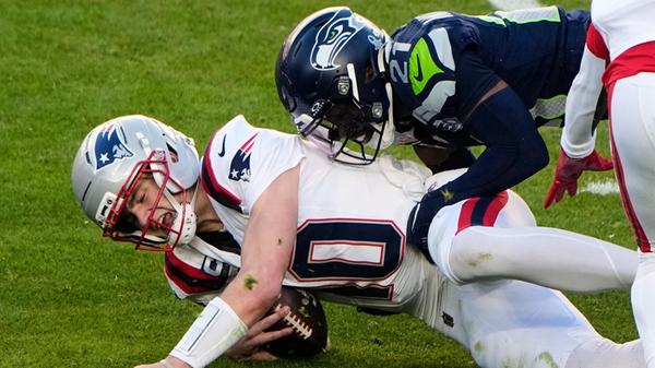 Die Patriots steuerten im Gegenzug lange auf eine regelrechte Blamage zu: In den ersten drei Viertel gelang New England um den jungen Quarterback Drake Maye kein einziger Punkt. Noch nie musste ein Super-Bowl-Teilnehmer punktlos vom Spielfeld schleichen – diese Schmach konnten die Patriots erst im letzten Viertel abwenden.