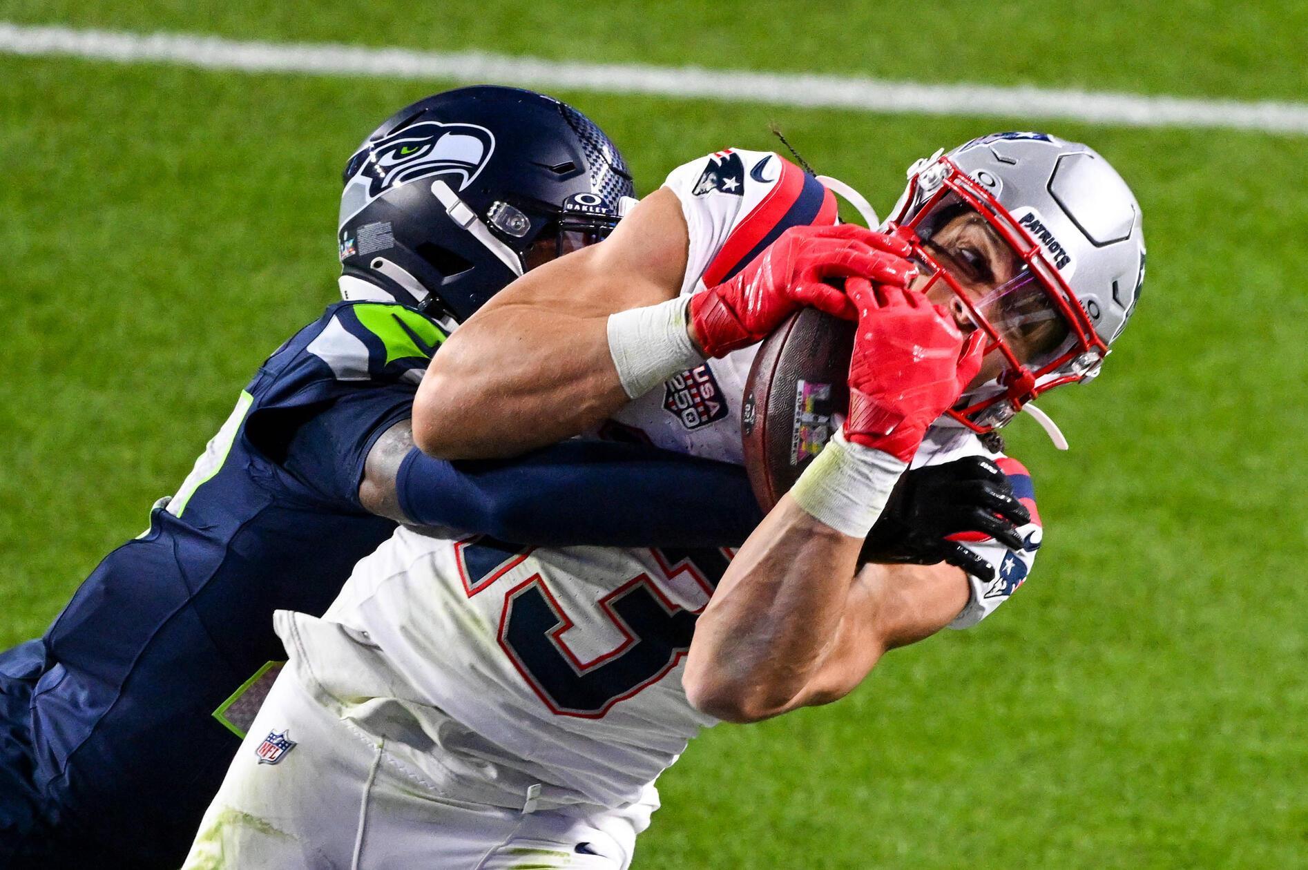 Im letzten Viertel war Maye dann zur Stelle, warf mit zwei Pässen zu Wide Receiver Mack Hollins fast genauso viele Yards wie im gesamten Spiel zuvor. Gerade als Maye und damit auch die Patriots besser ins Spiel zu finden schienen, fing Seahawks-Safety einen übermütigen Pass von New Englands Quarterback zur Interception ab. Die kurzzeitig aufkeimende Hoffnung und das zwischenzeitliche Erstarken des Drake Maye fanden damit gleichermaßen ein jähes Ende. Insgesamt leistete sich Maye zwei Interceptions und einen Fumble.