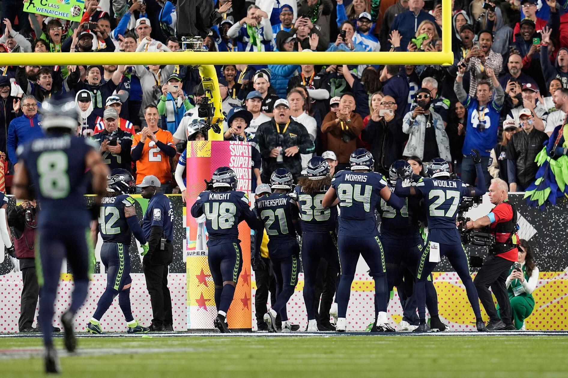 Aber: Die Offensive Line der Patriots erwischte einen noch schlechteren Tag als ihr Quarterback und ließ in Summe sechs Sacks sowie elf Quarterback-Hits zu. Ohnehin schien die niedrigste Punkteausbeute in einem Super Bowl, die im Duell der Patriots gegen die Rams erzielt wurde (13:3) lange in Gefahr, bis sich beide Teams im letzten Viertel auf einen wilden Schlagabtausch einließen.