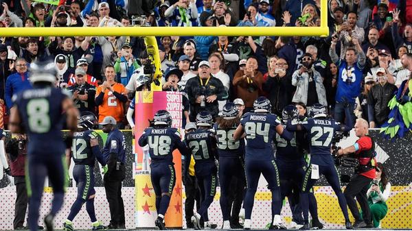 Aber: Die Offensive Line der Patriots erwischte einen noch schlechteren Tag als ihr Quarterback und ließ in Summe sechs Sacks sowie elf Quarterback-Hits zu. Ohnehin schien die niedrigste Punkteausbeute in einem Super Bowl, die im Duell der Patriots gegen die Rams erzielt wurde (13:3) lange in Gefahr, bis sich beide Teams im letzten Viertel auf einen wilden Schlagabtausch einließen.