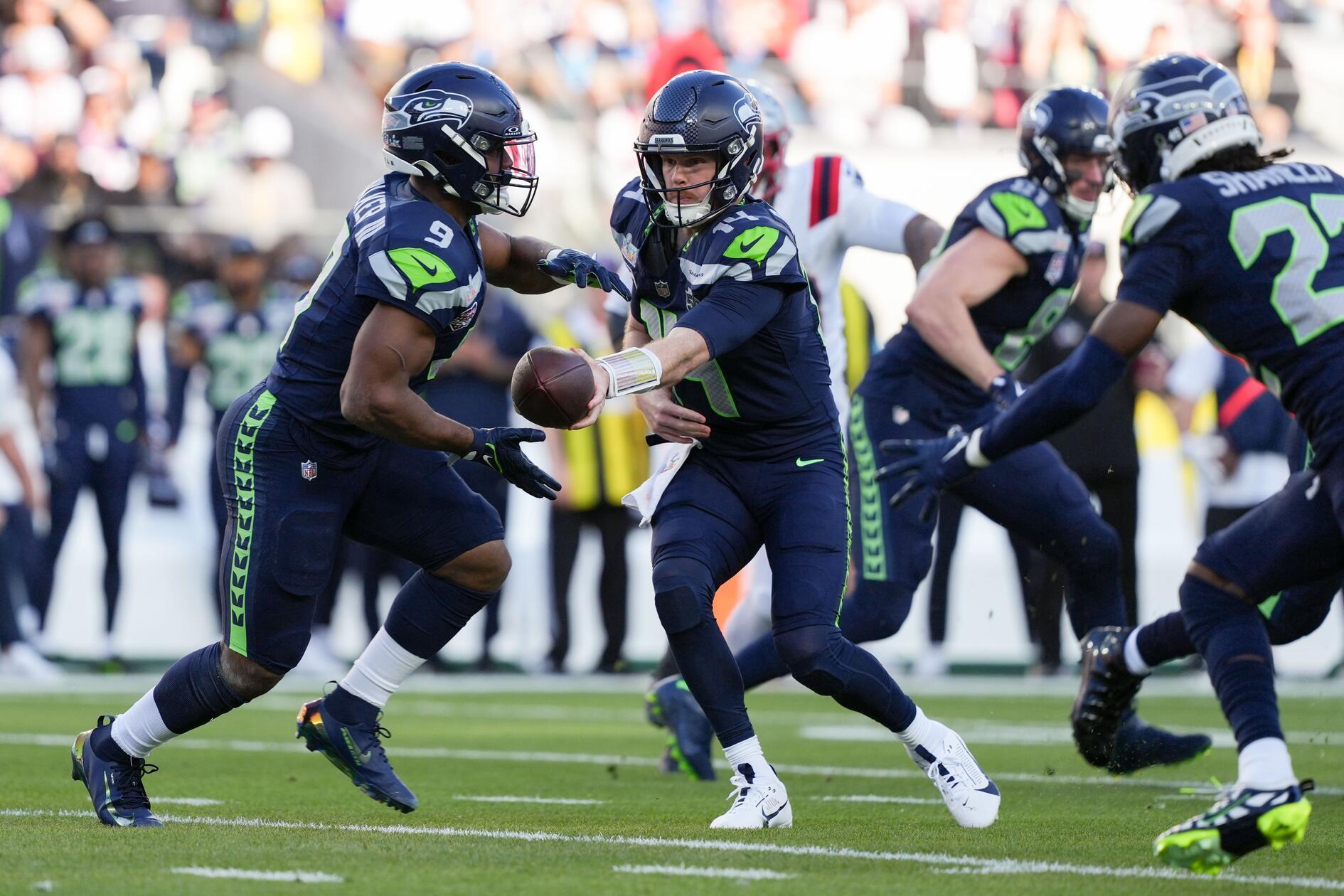 Quarterback Sam Darnold hingegen suchte immer wieder seinen Star-Receiver Jaxon Smith-Njigba, fand ihn aber nur selten. Entsprechend zeigten sich viele Anhänger nach dem Spiel mit der Leistung der Quarterbacks auf beiden Seiten unzufrieden. Zumindest traf Darnold aber vernünftige Entscheidungen, leistete sich keine Ballverluste und gab den Ball oft genug an Walker weiter. Bis weit nach der Halbzeit kamen die einzigen Punkte für Seattle durch Field Goals – und Jason Myers.