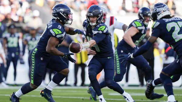 Quarterback Sam Darnold hingegen suchte immer wieder seinen Star-Receiver Jaxon Smith-Njigba, fand ihn aber nur selten. Entsprechend zeigten sich viele Anhänger nach dem Spiel mit der Leistung der Quarterbacks auf beiden Seiten unzufrieden. Zumindest traf Darnold aber vernünftige Entscheidungen, leistete sich keine Ballverluste und gab den Ball oft genug an Walker weiter. Bis weit nach der Halbzeit kamen die einzigen Punkte für Seattle durch Field Goals – und Jason Myers.