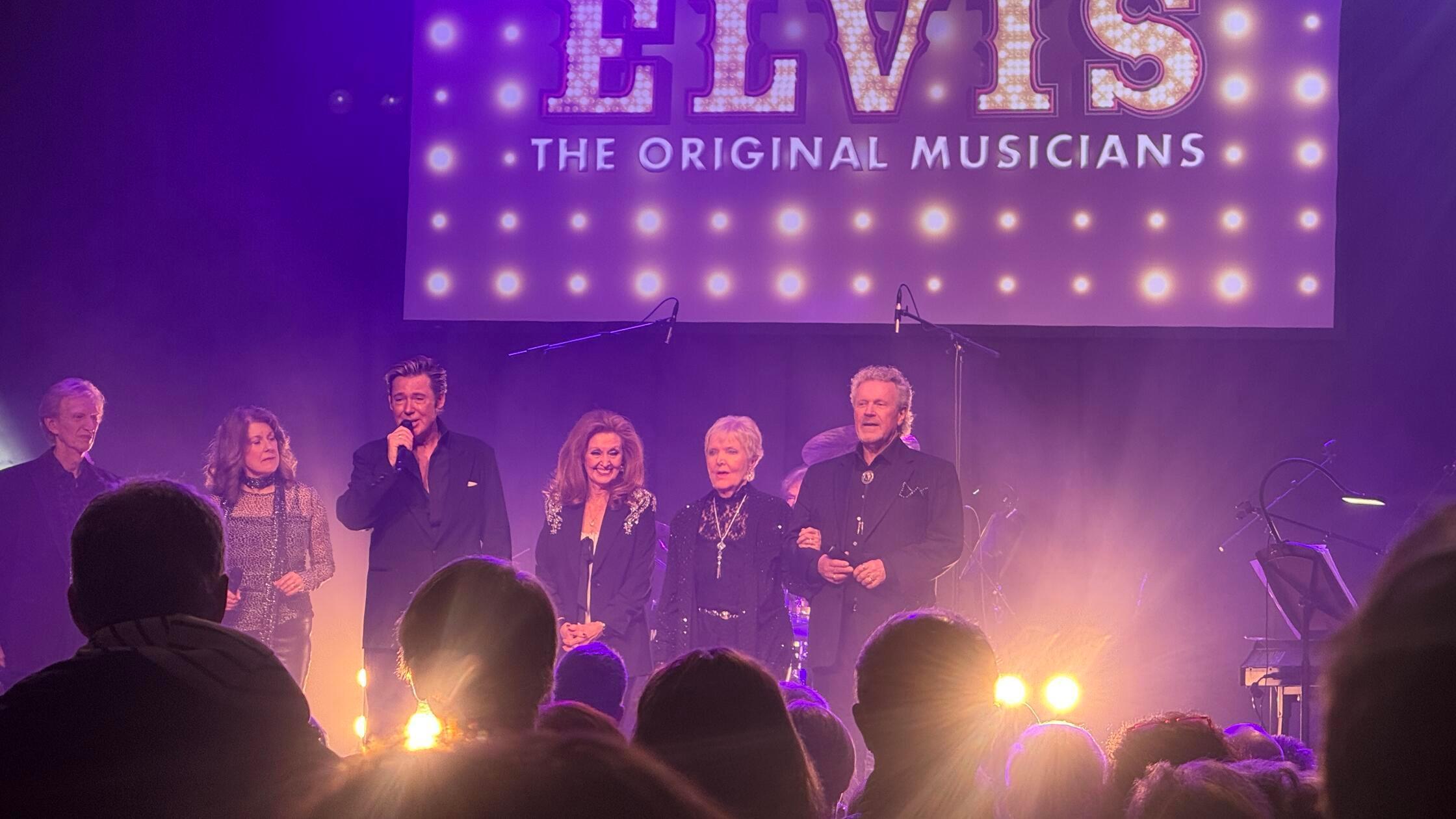 Elvis-Musiker-begeistern-Publikum-Originalbesetzung-spielt-im-Markgrafensaal-Schwabach