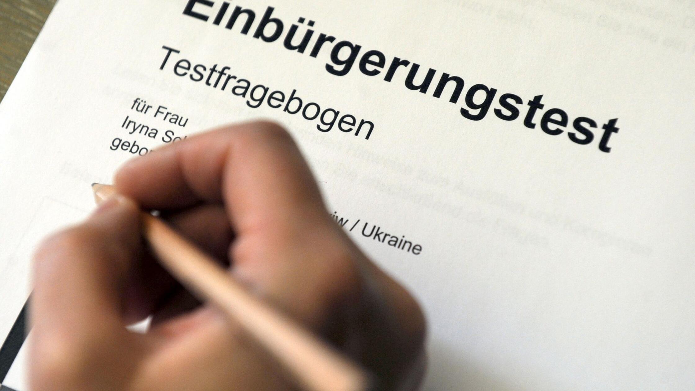 Im Kreishaus füllt eine Person einen Einbürgerungs