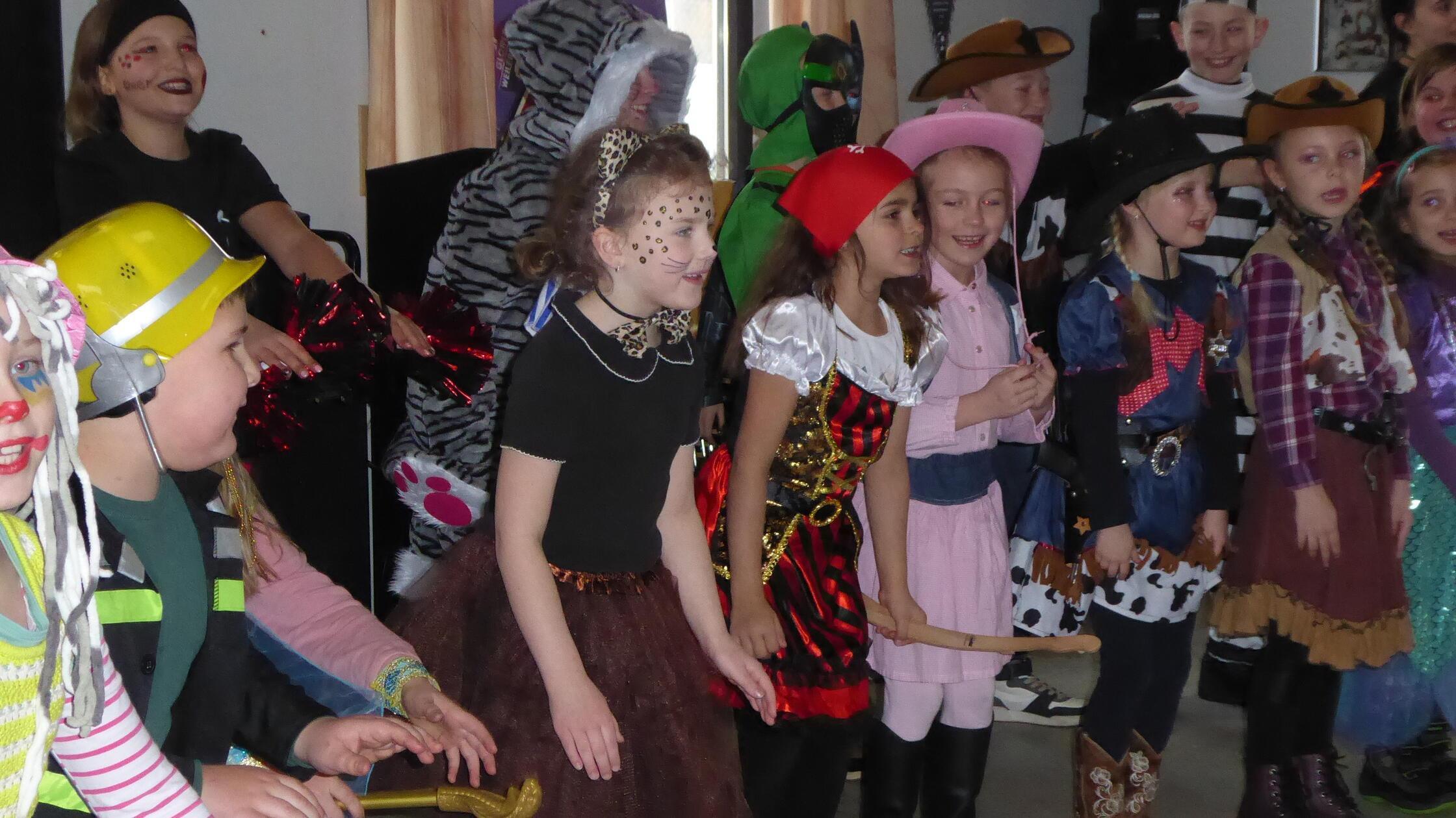 Senioren-feiern-im-Gloria-Saal-Viele-Masken-bei-Kaffee-und-Kuchen-in-Weilersbach