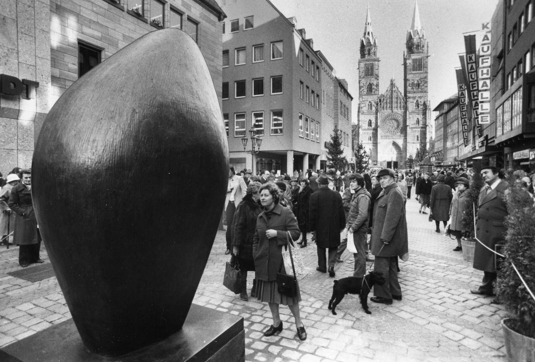 Für Aufsehen und Gesprächsstoff sorgte im Dezember 1979 die 2,44 m große Bronzeplastik „Großer Totemkopf“ des berühmten Bildhauers Henry Moore nach ihrer Enthüllung in der Karolinenstraße unweit der Lorenzkirche. Die Karstadt AG hatte die abstrakte Skulptur für 400 000 DM gekauft und der Stadt Nürnberg geschenkt. Die Meinungen waren geteilt. „Ohr zur Welt“, „Kaffeebohne“ oder „Knoblauchzehe“, so lauteten einige der Assoziationen der Betrachtenden auf Nachfrage unseres Redakteurs. Unser Foto zeigt die Rückseite der Plastik, die auch heute noch an dieser Stelle zu finden ist.