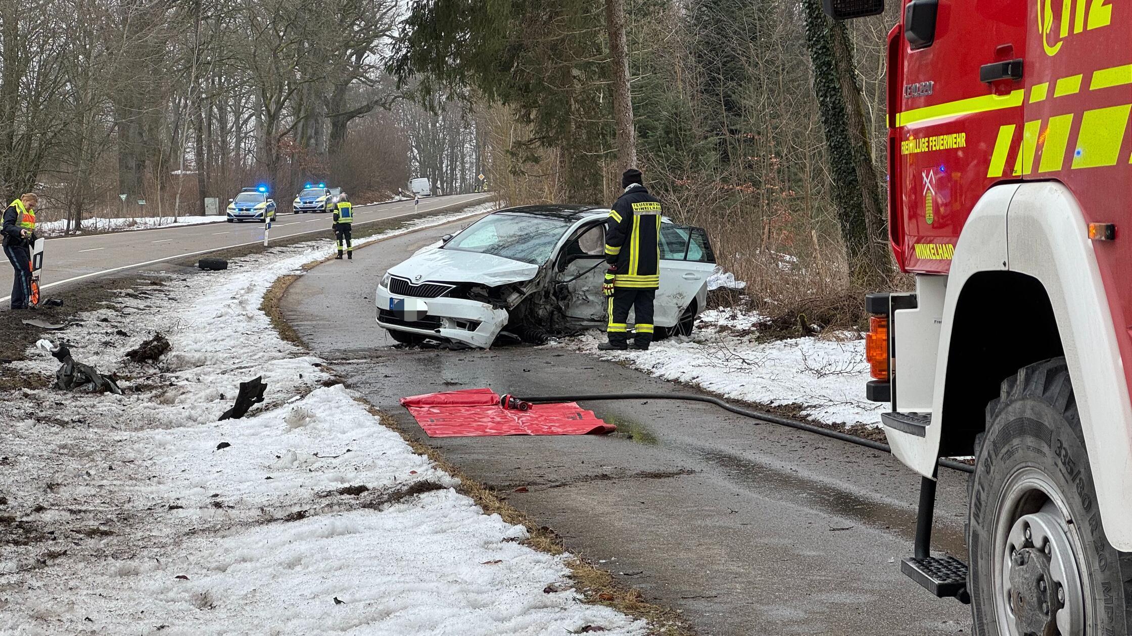 Audi kracht in mehrere Fahrzeuge: Skoda-Fahrerin s