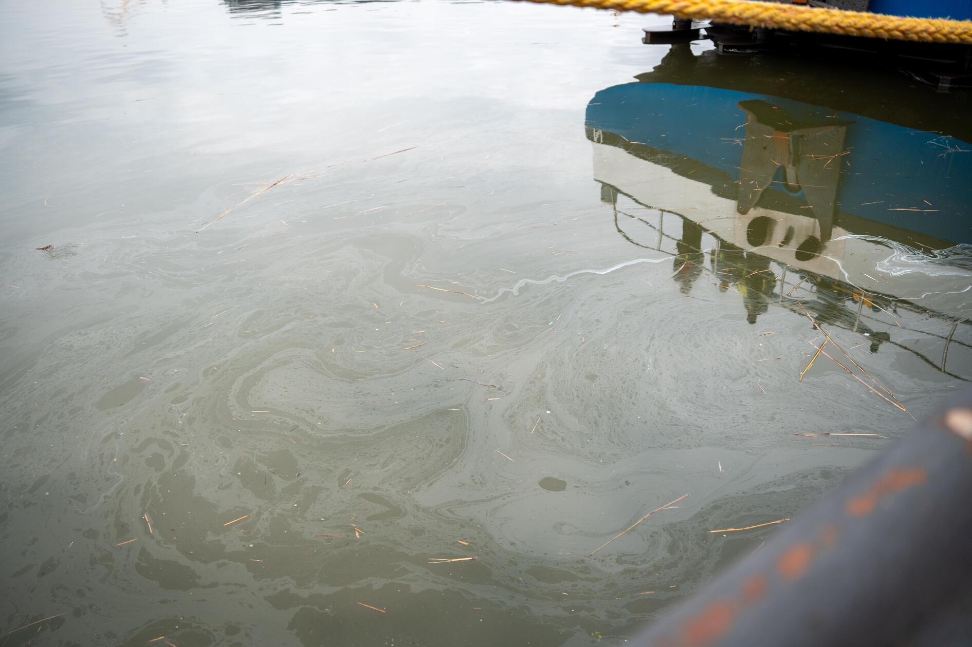 Demnach handele es sich entgegen erster Medienberichte nur um einen „geringen Öl-Austritt“. Die Feuerwehren Leerstetten und Nürnberg sind ebenso wie das Umweltamt beziehungsweise das Wasserwirtschaftsamt vor Ort.