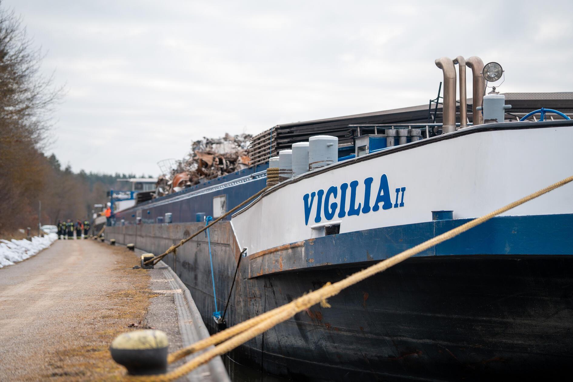 Der betroffene Schiff „Vigilia II“ liegt aktuell im Unterwasser der Schleuse Eibach. Um das Schiff herum wurde vorsorglich ein Ölschlängel ausgebracht.
