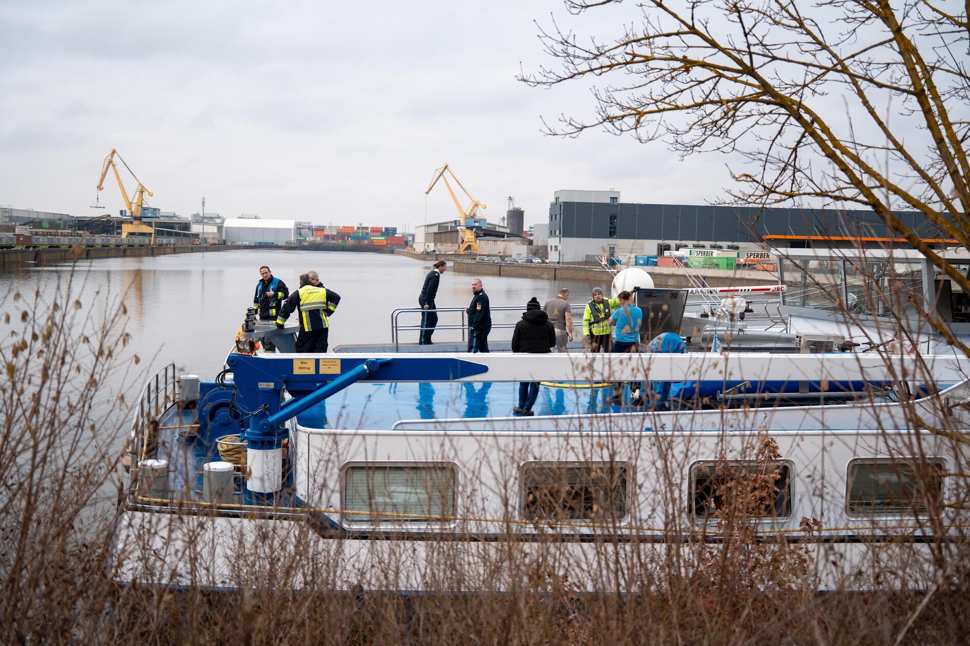 Die Schifffahrt ist seither eingestellt und wird – so die Prognose des Wasserstraßen- und Schifffahrtsamtes – „in den frühen Abendstunden“ wieder freigegeben.