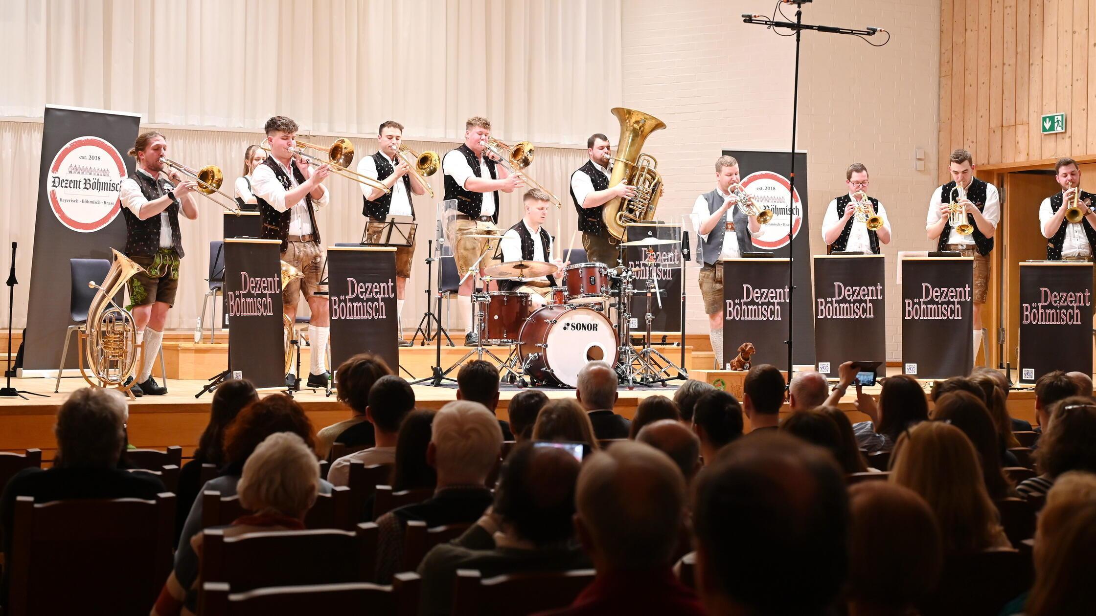 Musikanten-begeistern-im-Reitstadl