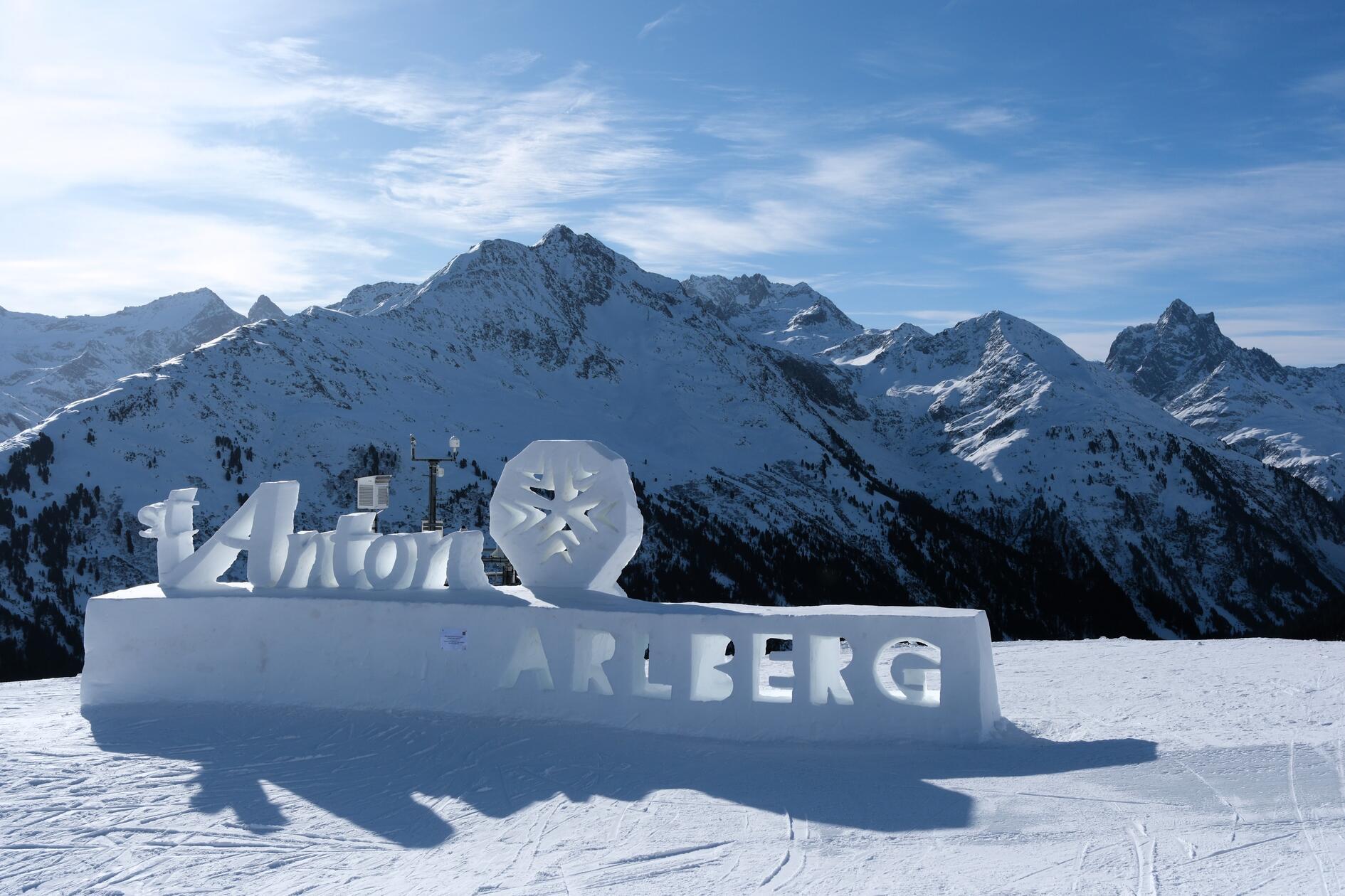 Der österreichische Skiort St. Anton befindet sich am Arlberg, einem wichtigen Pass zwischen Tirol und Vorarlberg. In dem auf 1300 Metern Höhe gelegenen Ort leben rund 2300 Menschen.