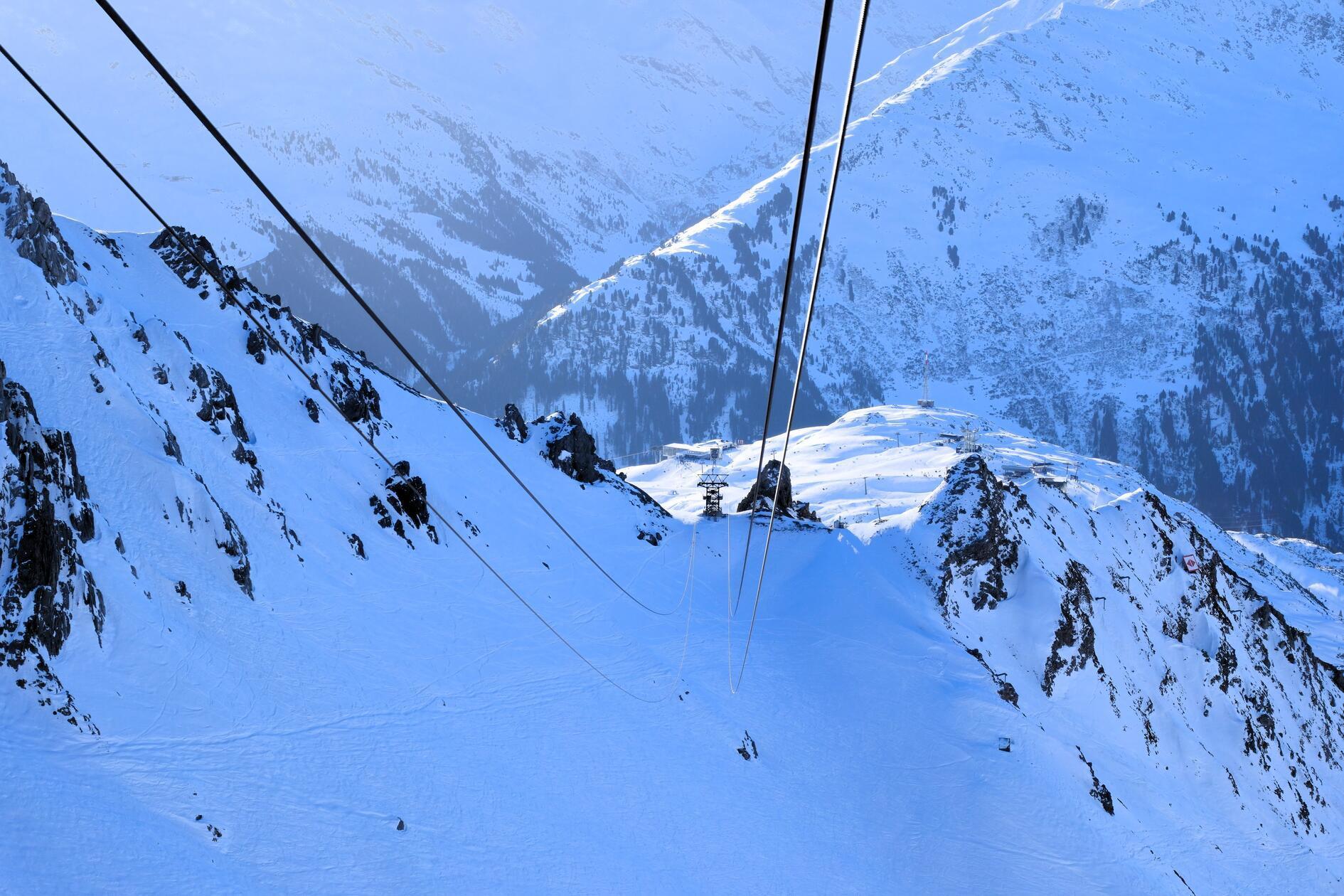 Per Seilbahn geht hinauf es auf den Vallugagrat.