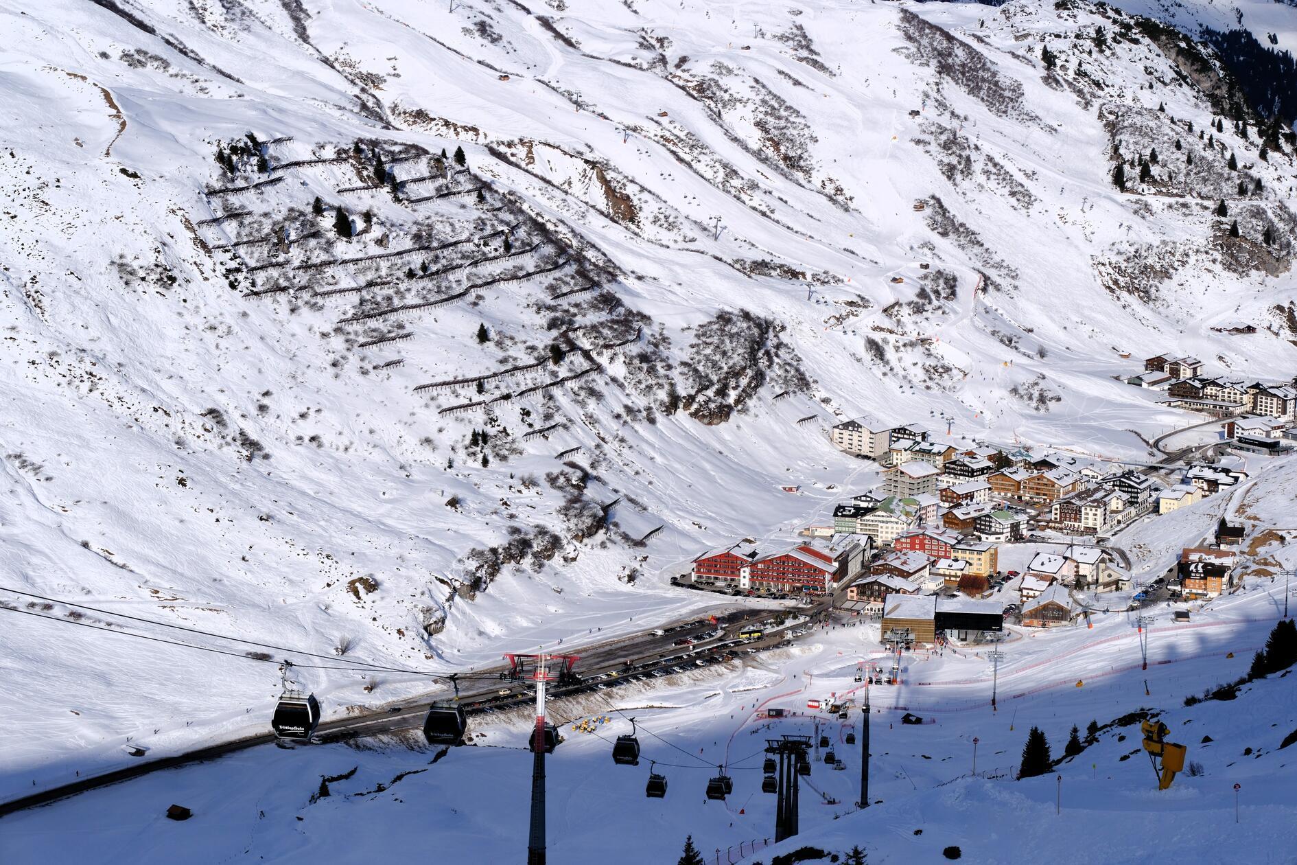 Gondelbahnen verbindet St. Anton unter anderem mit Zürs (im Hintergrund).