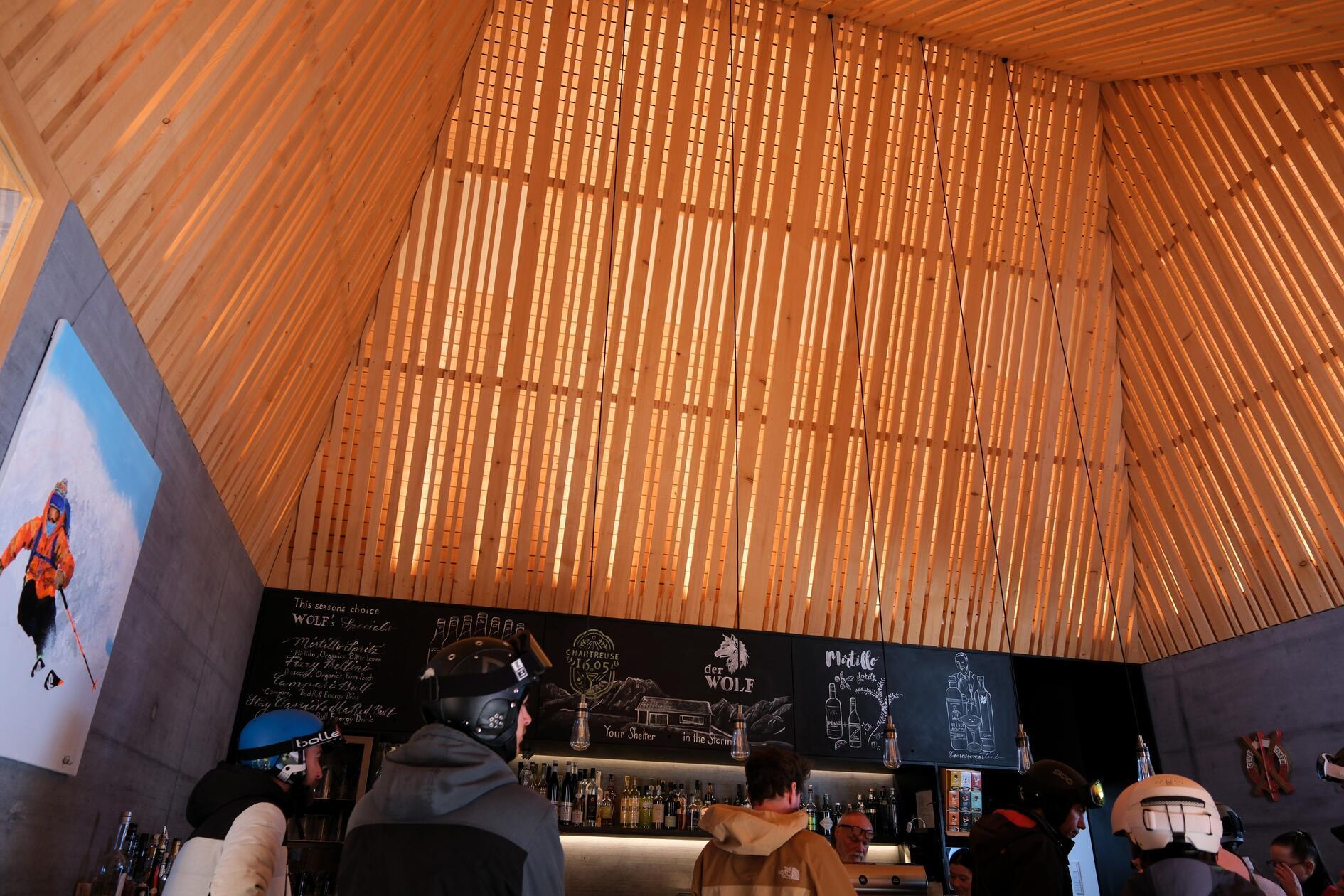 ...kann in der modernen Skihütte "Der Wolf" in Lech einkehren.